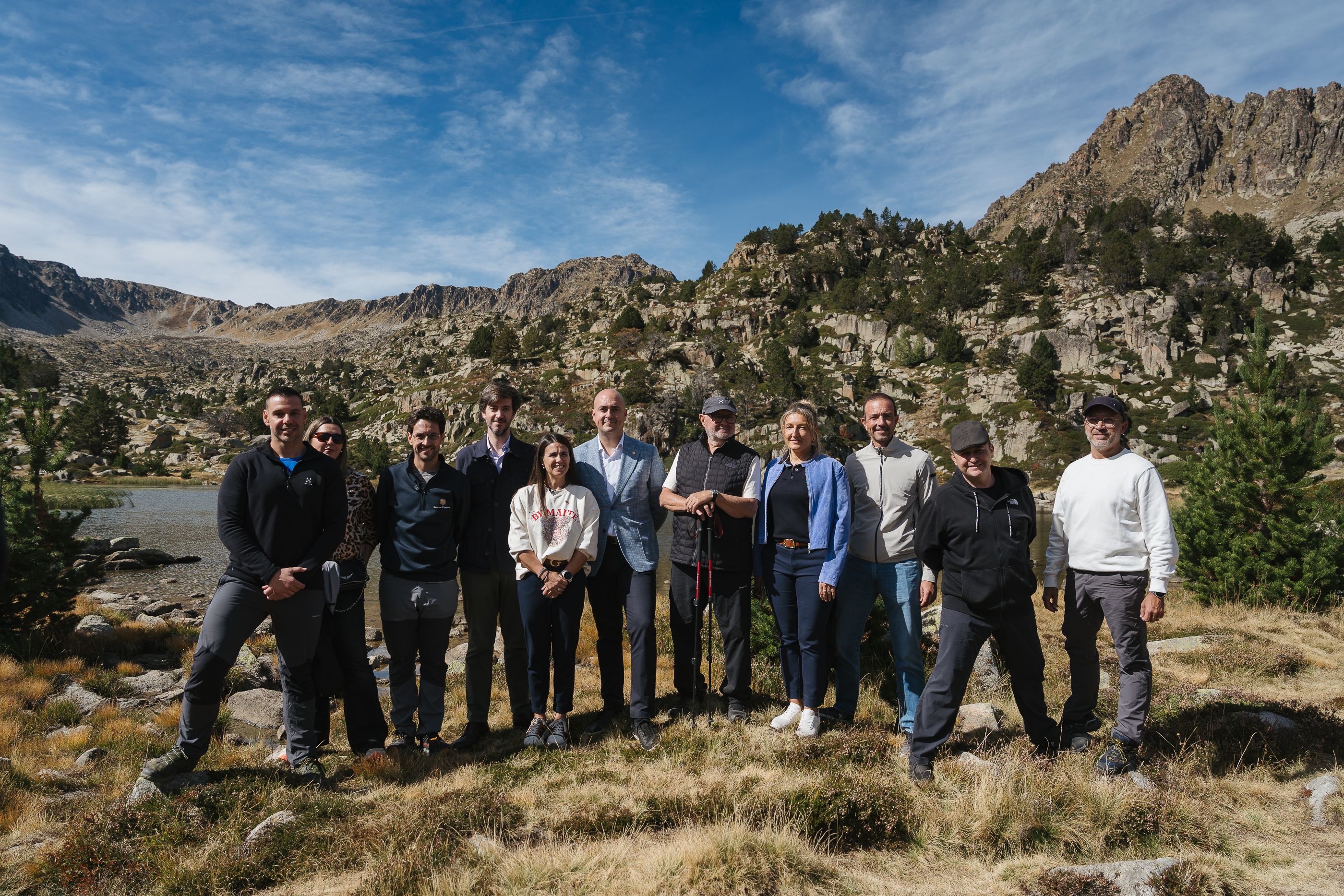Les autoritats a l'estany Forcat. // Comú d'Encamp La portaveu del Sindicat, Rebeca Bonache.