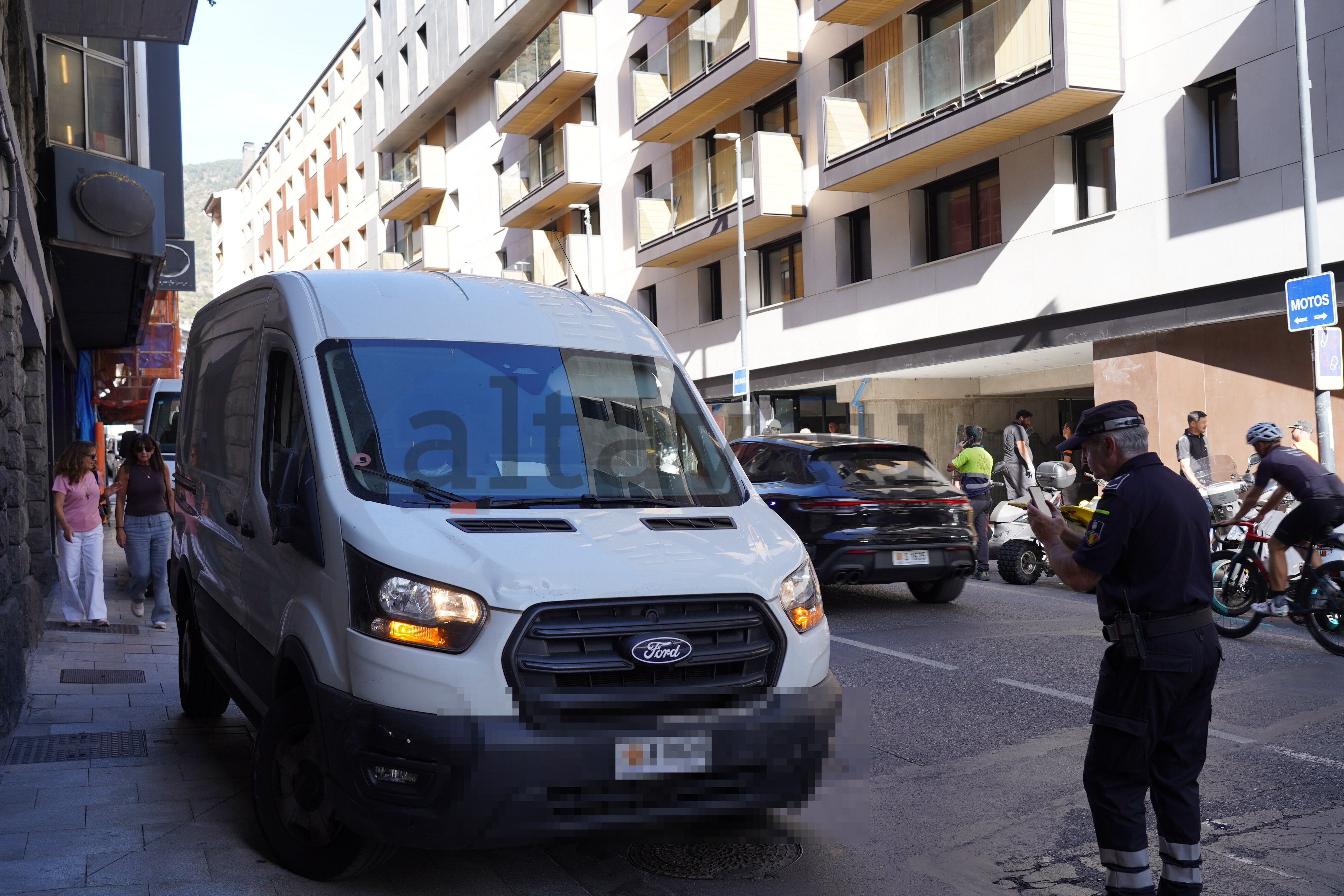 Un agent de circulació d'Andorra la Vella, examinant la furgoneta. Un agent de circulació d'Andorra la Vella, examinant la furgoneta.