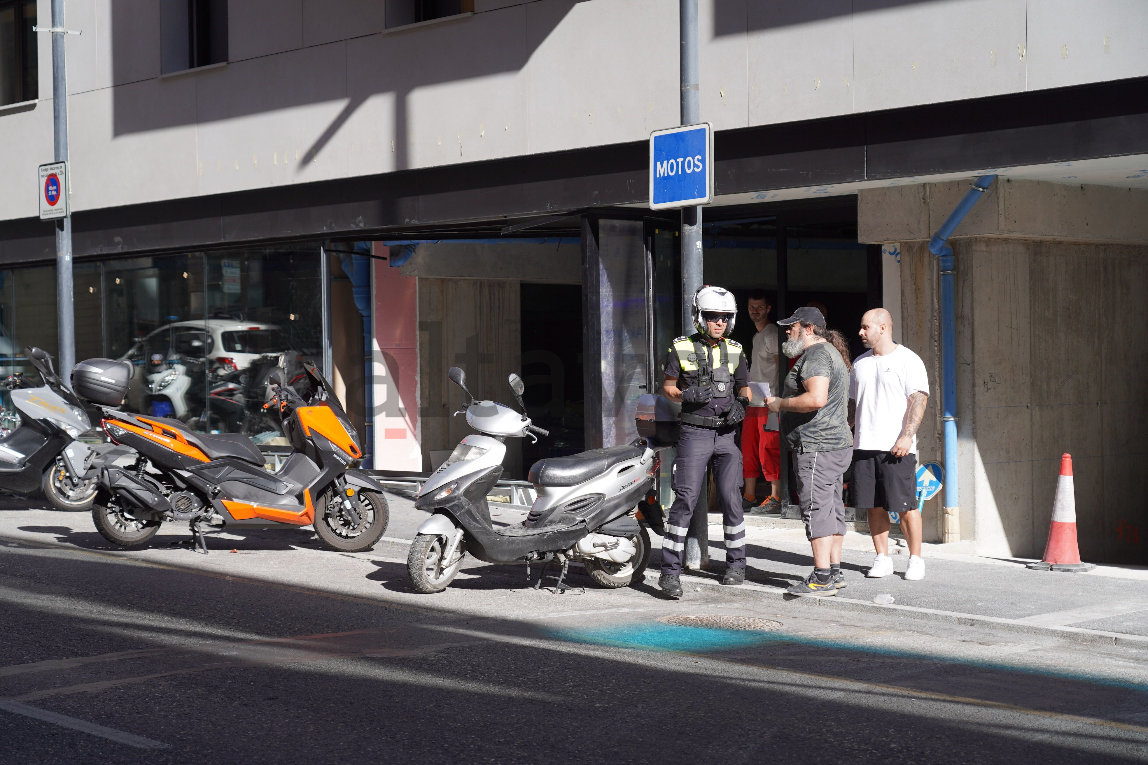La zona de les motocicletes aparcades. La zona de les motocicletes aparcades.