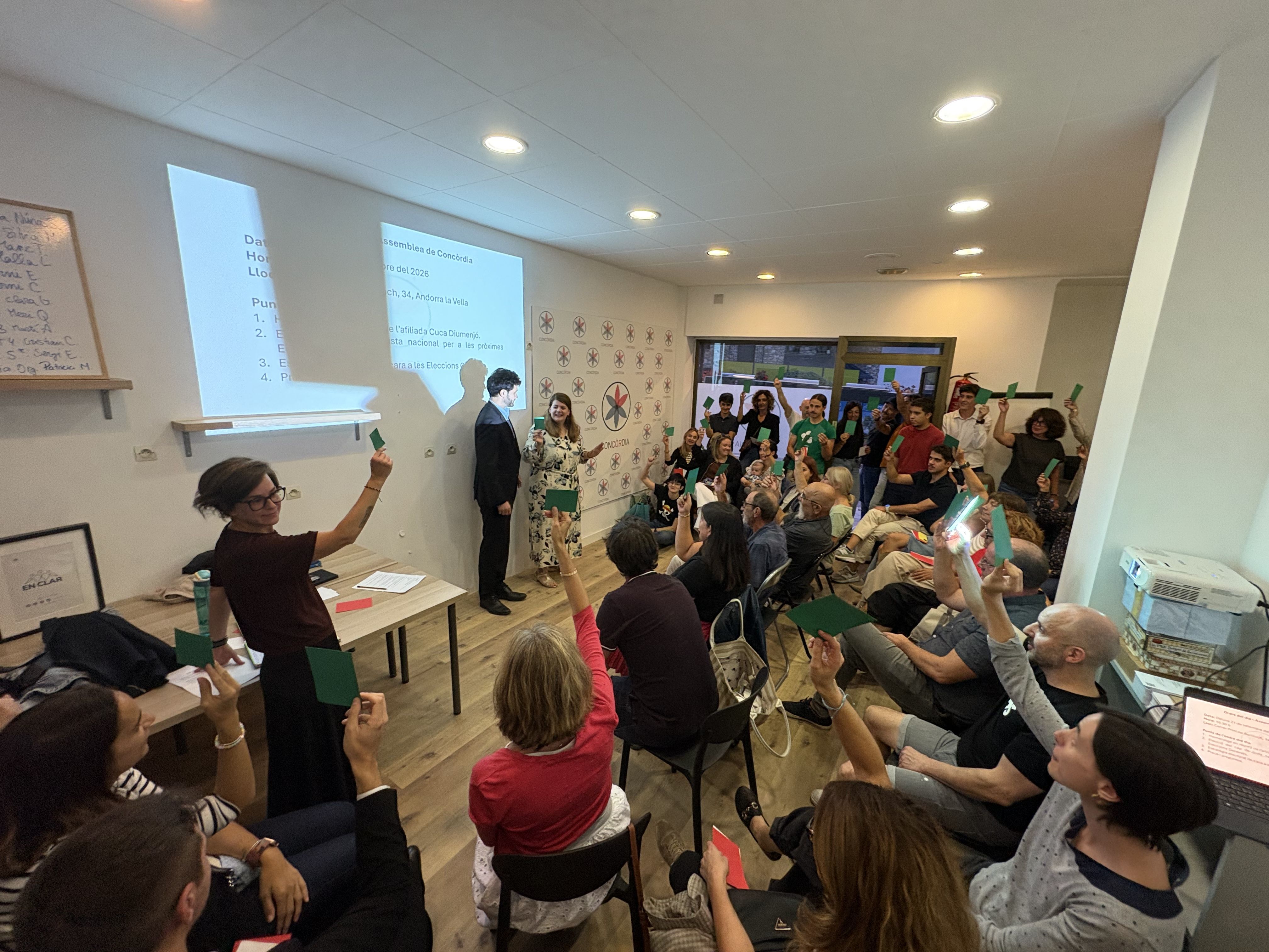 Un moment de l'assemblea, que ha comptat amb 70 participants. La portaveu del Sindicat, Rebeca Bonache.
