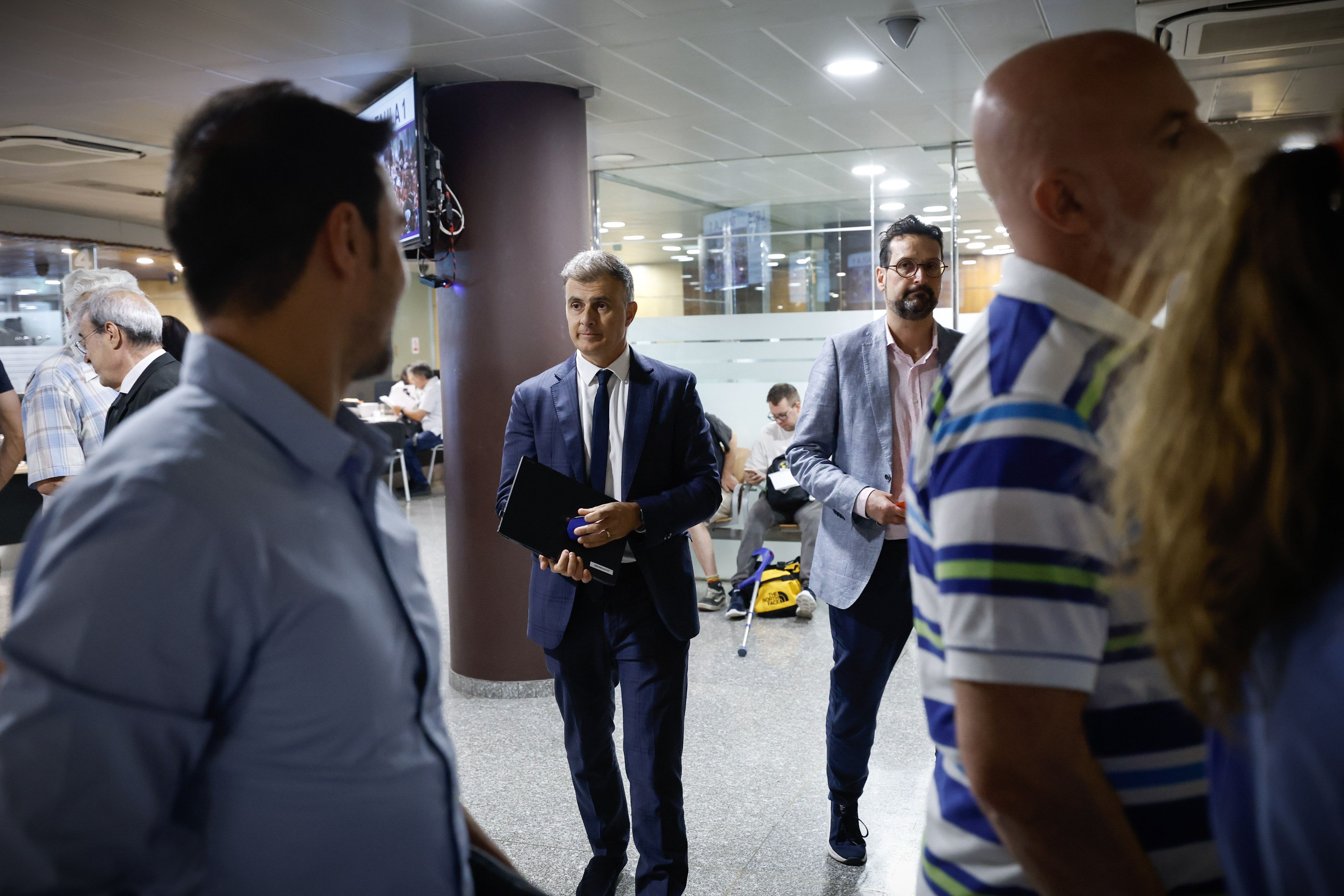 El ministre i el secretari d'Estat de Funció Pública, Marc Rossell i Marc Cornella respectivament, acudeixen a una reunió amb sindicats. El ministre i el secretari d'Estat de Funció Pública, Marc Rossell i Marc Cornella respectivament, acudeixen a una reunió amb sindicats.