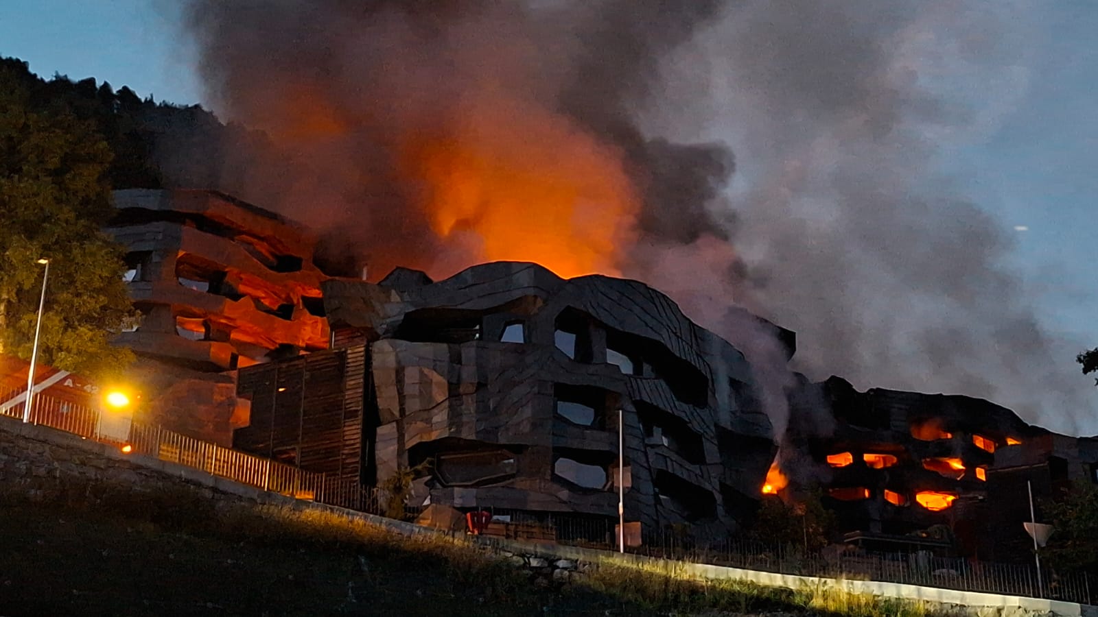 Les flames afecten la Querola. Les flames afecten la Querola.
