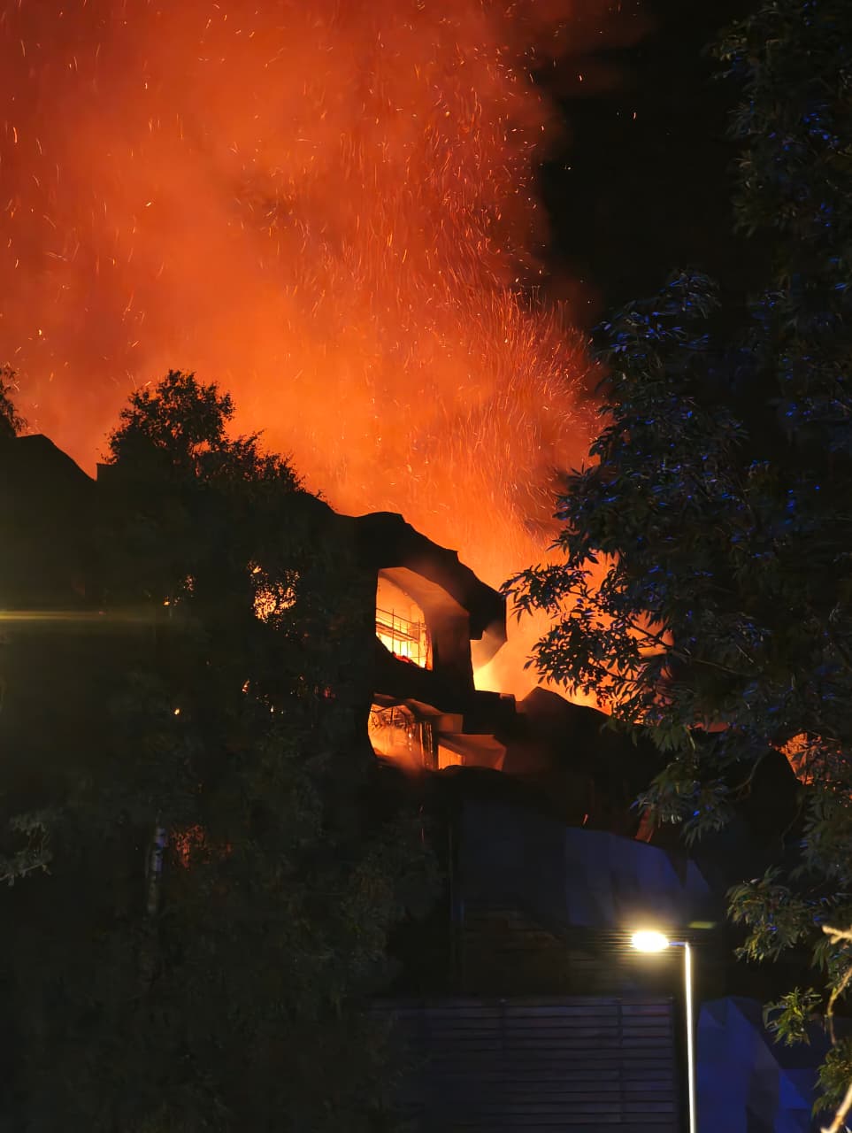 Les flames, de matinada. Les flames, de matinada.