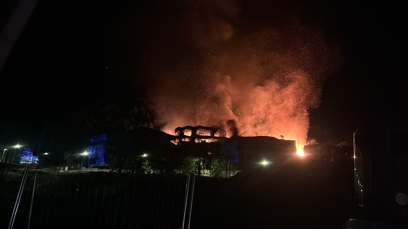 Les flames afecten la urbanització. Les flames afecten la urbanització.