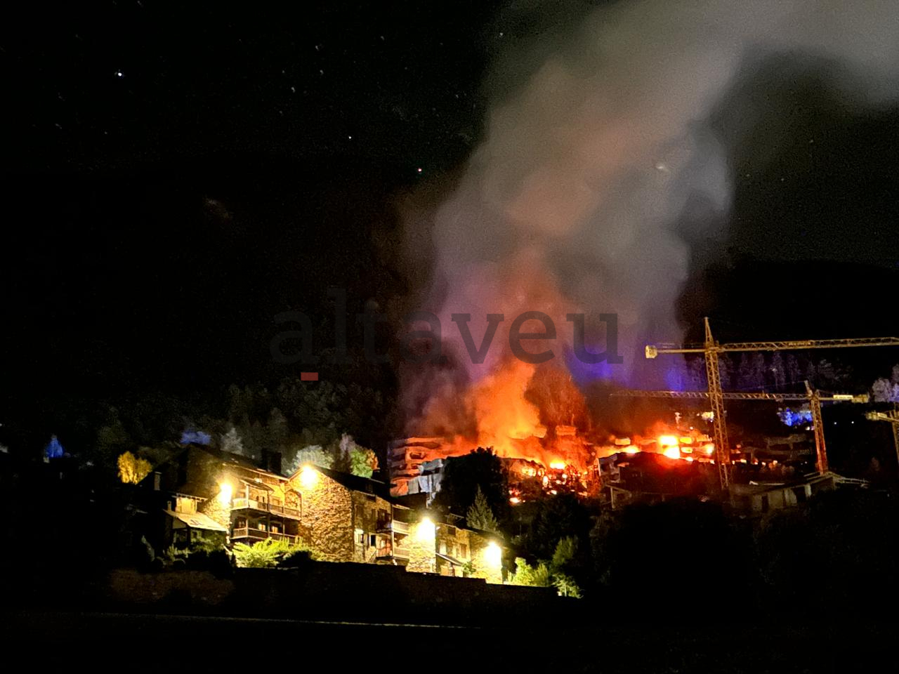 Estat de l'incendi quan feia tres hores i mitja que cremava. Estat de l'incendi quan feia tres hores i mitja que cremava.