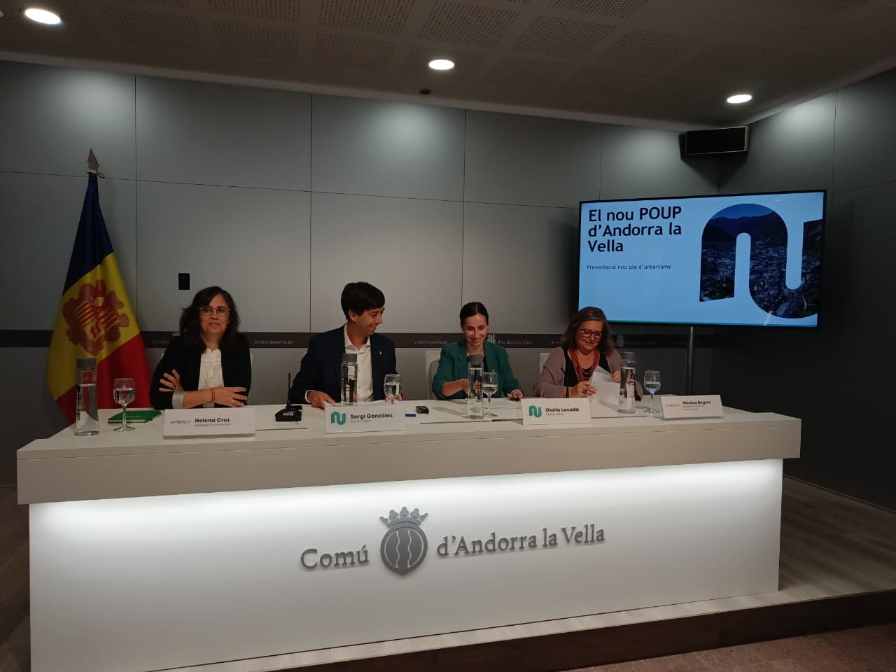 Els cònsols i les tècniques de Territorios XLM durant la presentació del POUP d'Andorra la Vella. Els cònsols i les tècniques de Territorios XLM durant la presentació del POUP d'Andorra la Vella.