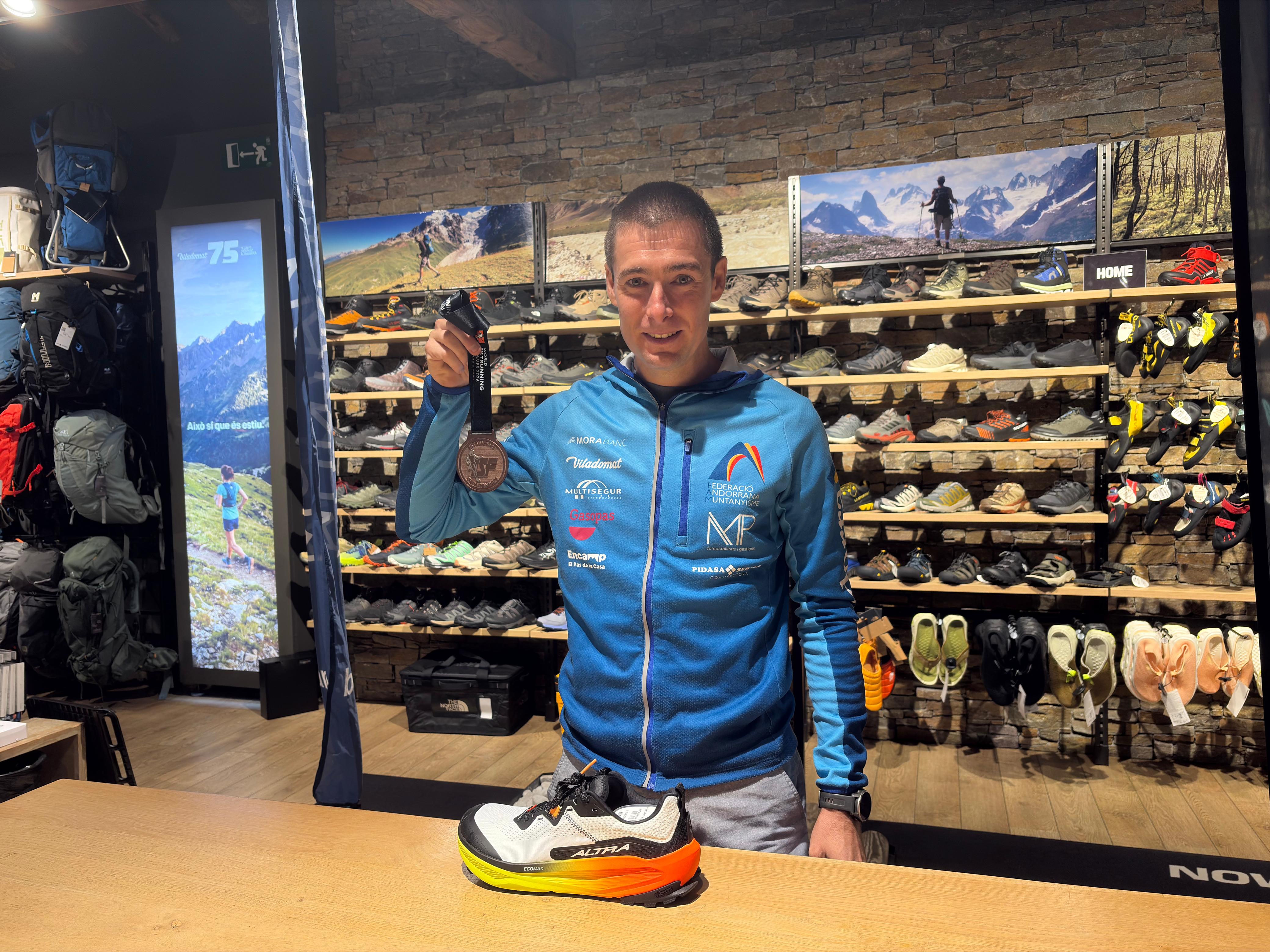 Samu Ponce amb la medalla de bronze del mundial a la Ultra de La Gomera.