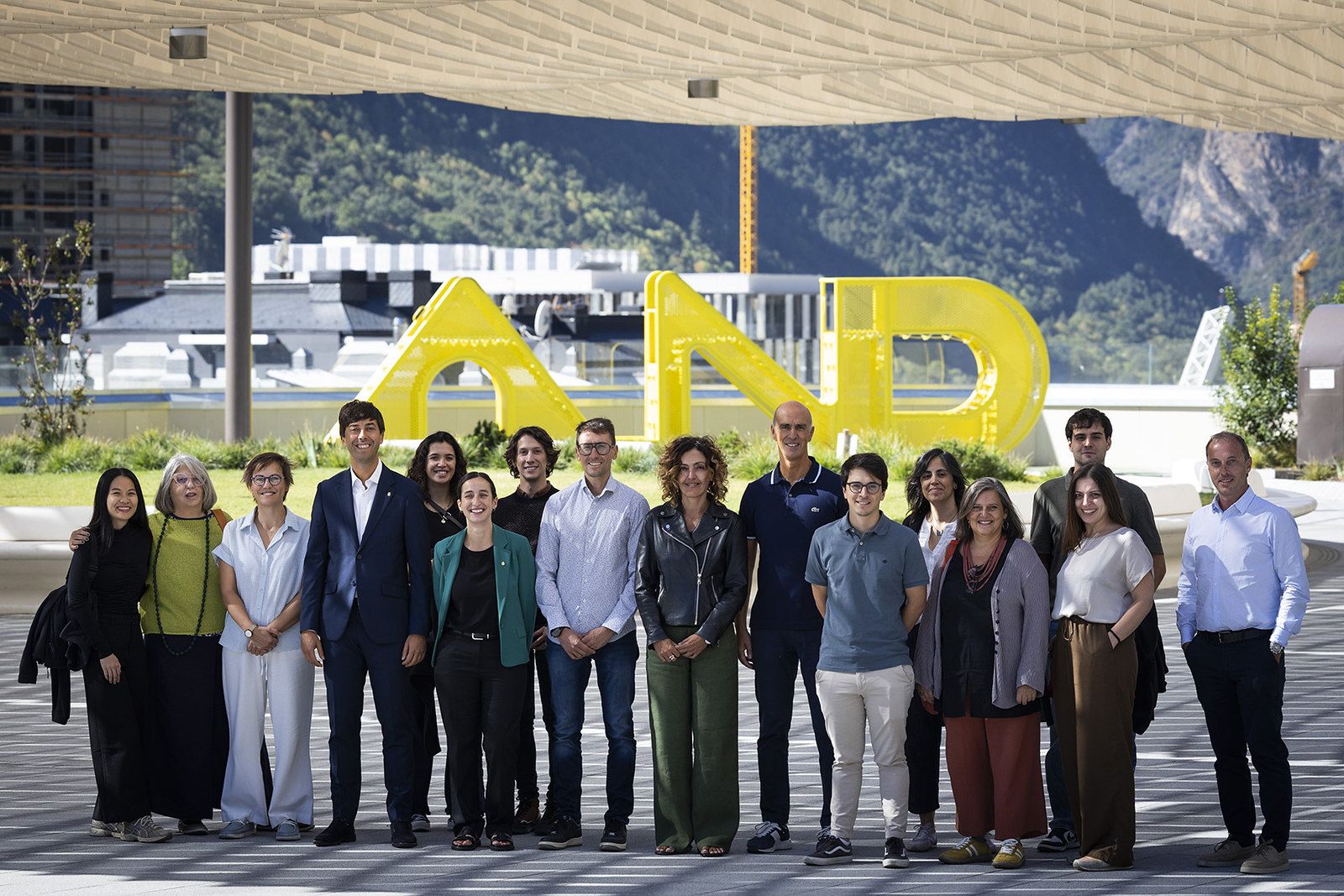 L'equip comunal i els tècnics que han treballat el POUP. // Comú d'Andorra la Vella / Tony Lara La portaveu del Sindicat, Rebeca Bonache.