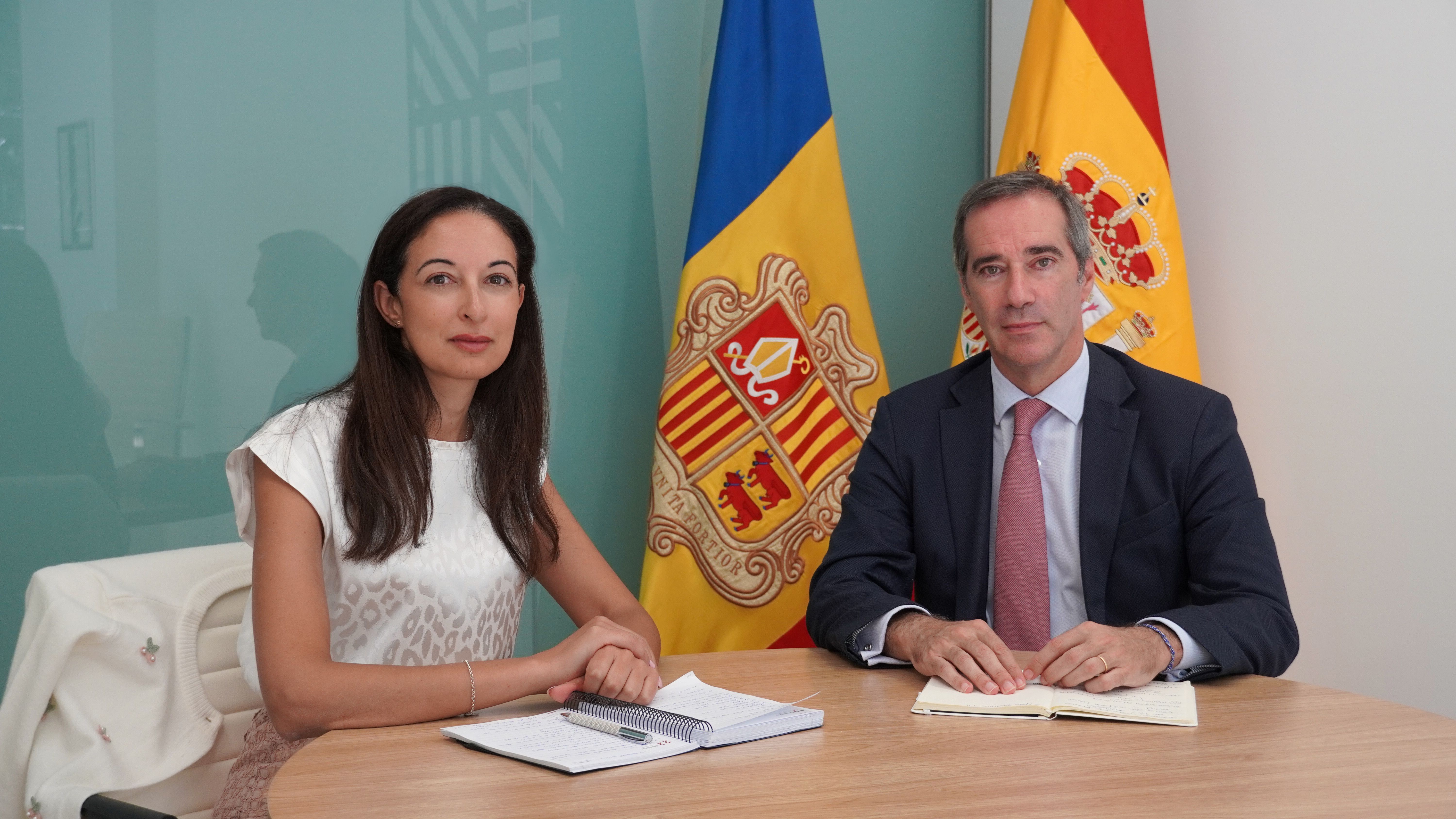 El director adjunt de l’Agència espanyola de Protecció de Dades, Francisco Pérez Bes, es reuneix amb la seva homòloga andorrana, Jèssica Obiols, cap de l’APDA.