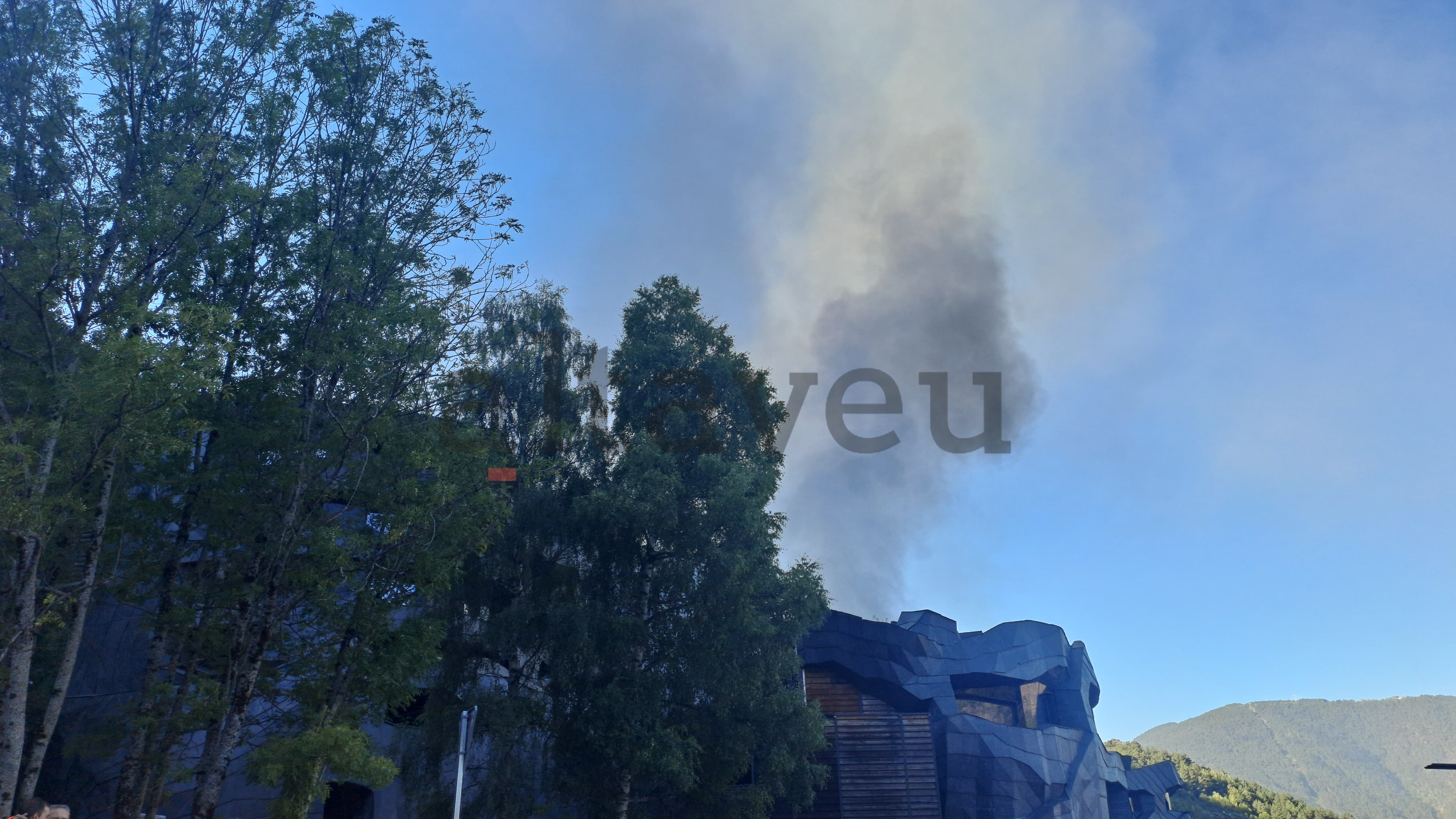 El foc revifant aquest matí. El foc revifant aquest matí.