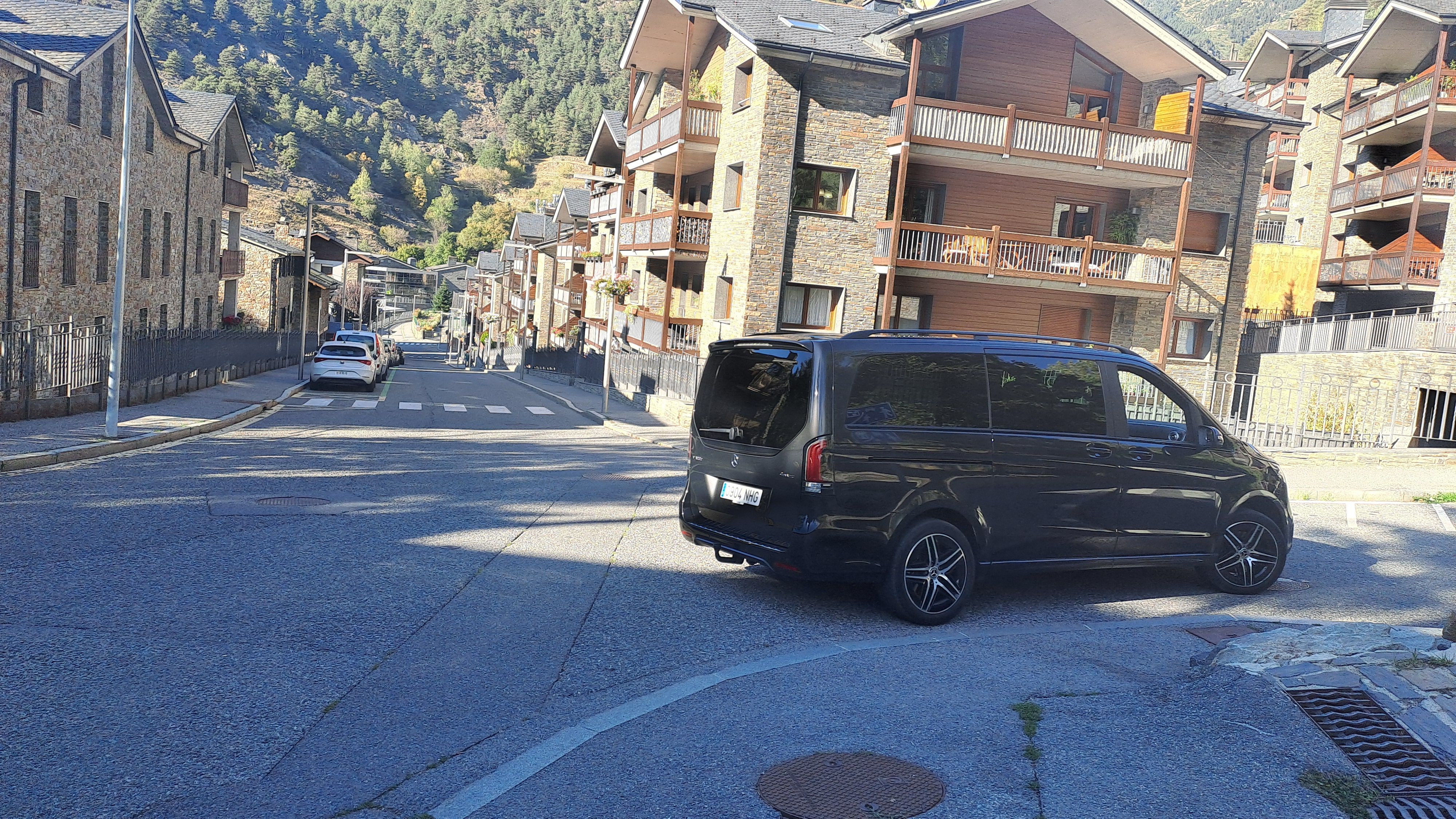 Un dels vehicles que s'ha tret dels boxs de l'edifici. Un dels vehicles que s'ha tret dels boxs de l'edifici.