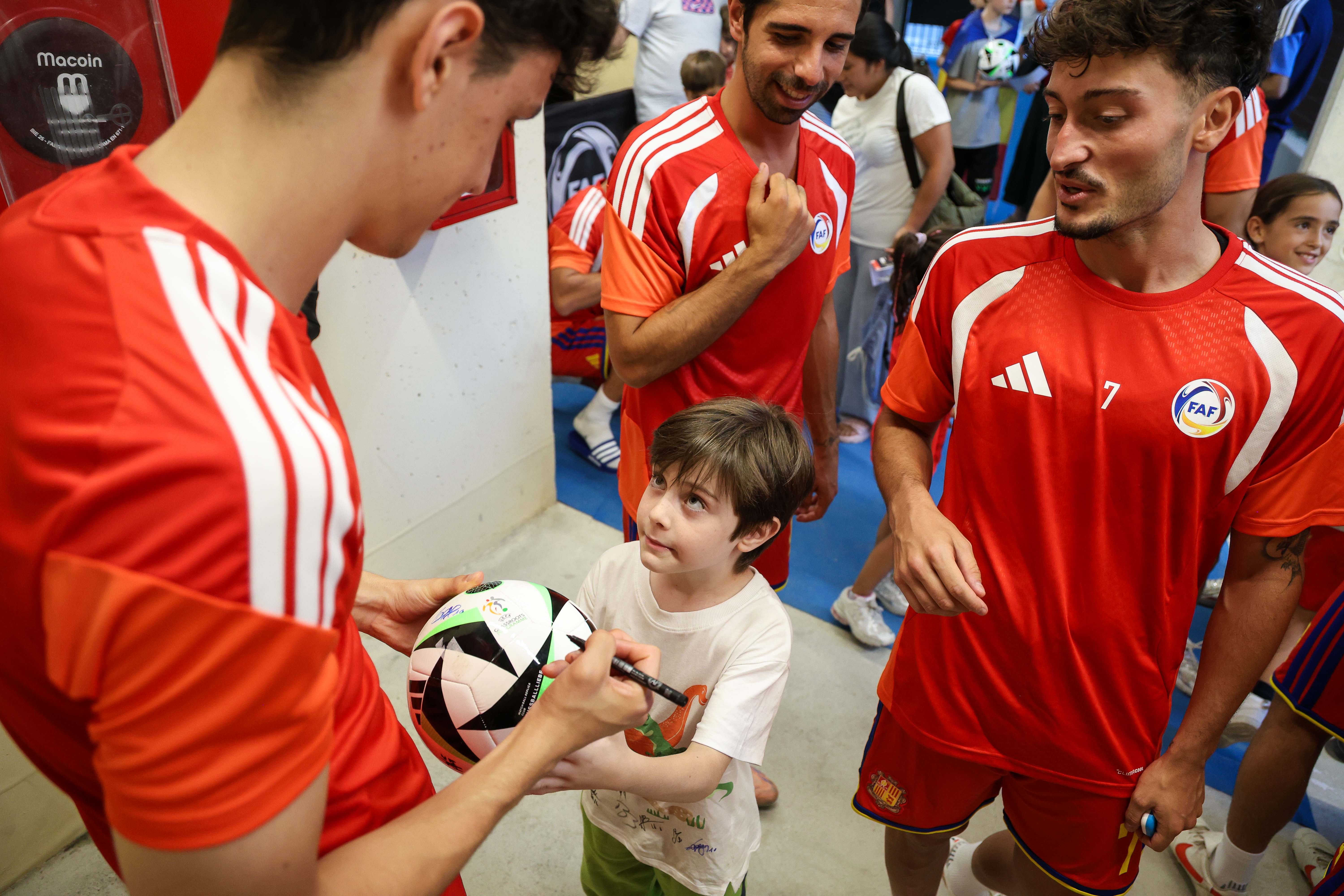 Més de 250 donen impuls a la Selecció abans del debut a la Nations League en un entrenament de portes obertes a Encamp.