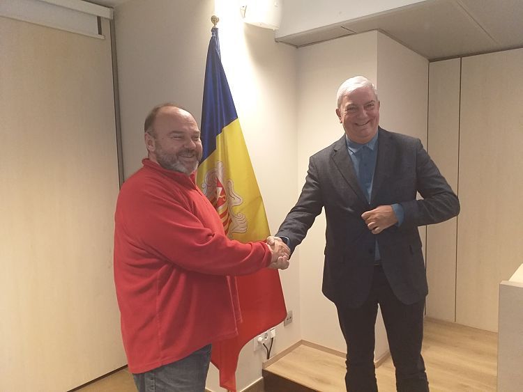 Ubach i Cadena s'estrenyen la mà. La portaveu del Sindicat, Rebeca Bonache.