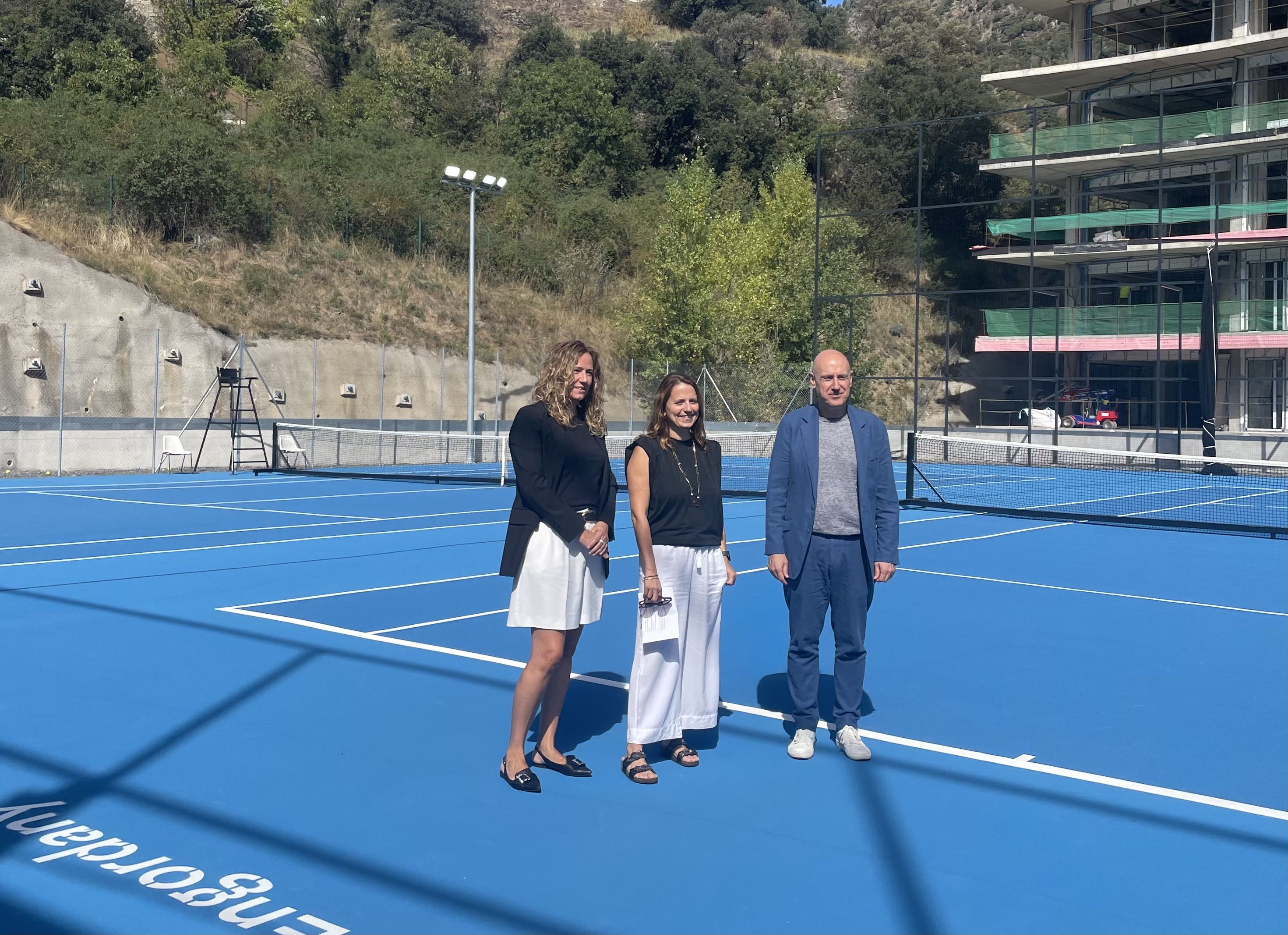 La cònsol major d'Escaldes-Engordany, Rosa Gili, la consellera d’Esports i Serveis de Tràmits, Laura López, i el cònsol menor, Quim Dolsa a les noves pistes.