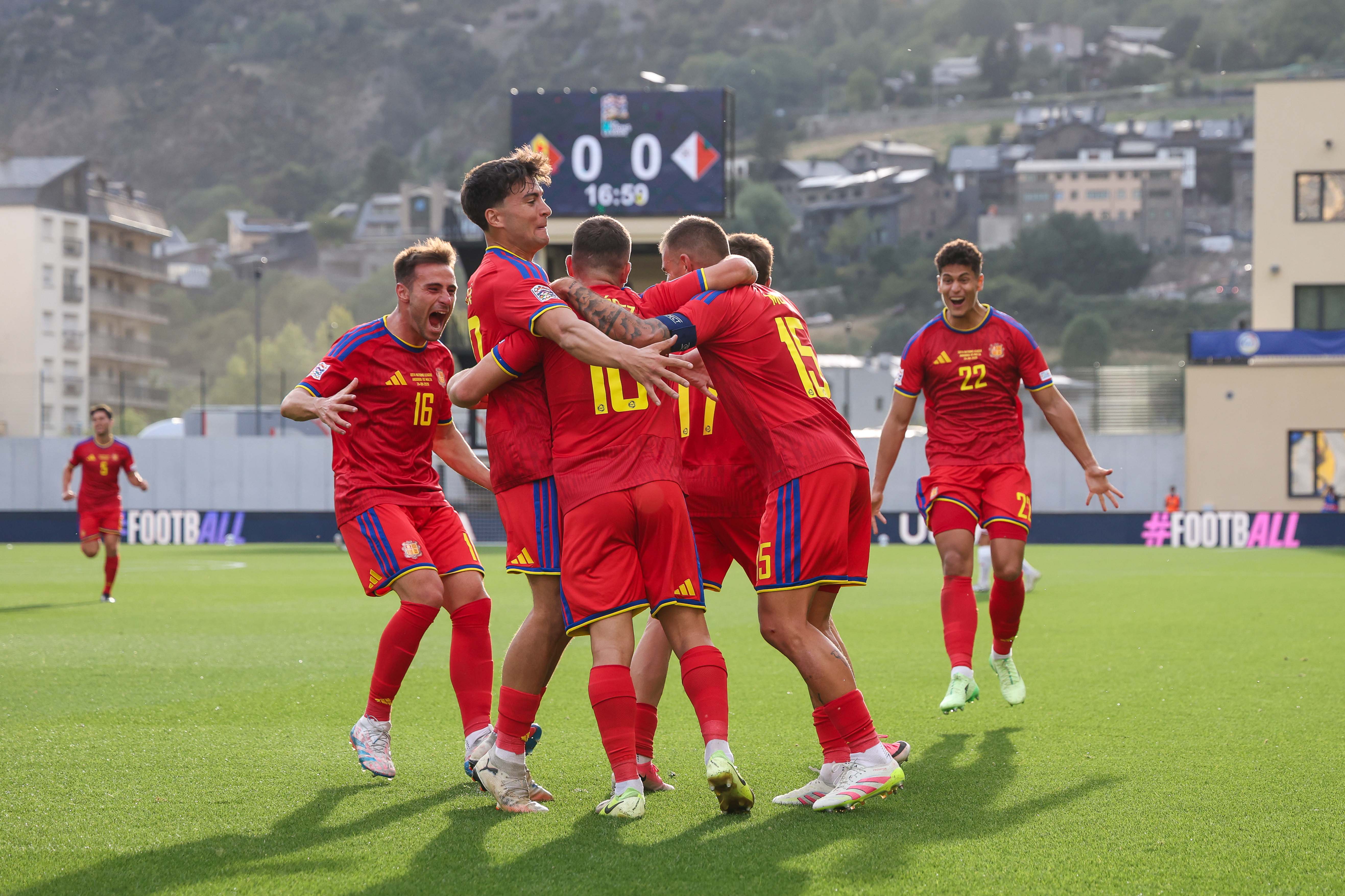 Els jugadors andorrans celebrant l'1-0. La portaveu del Sindicat, Rebeca Bonache.