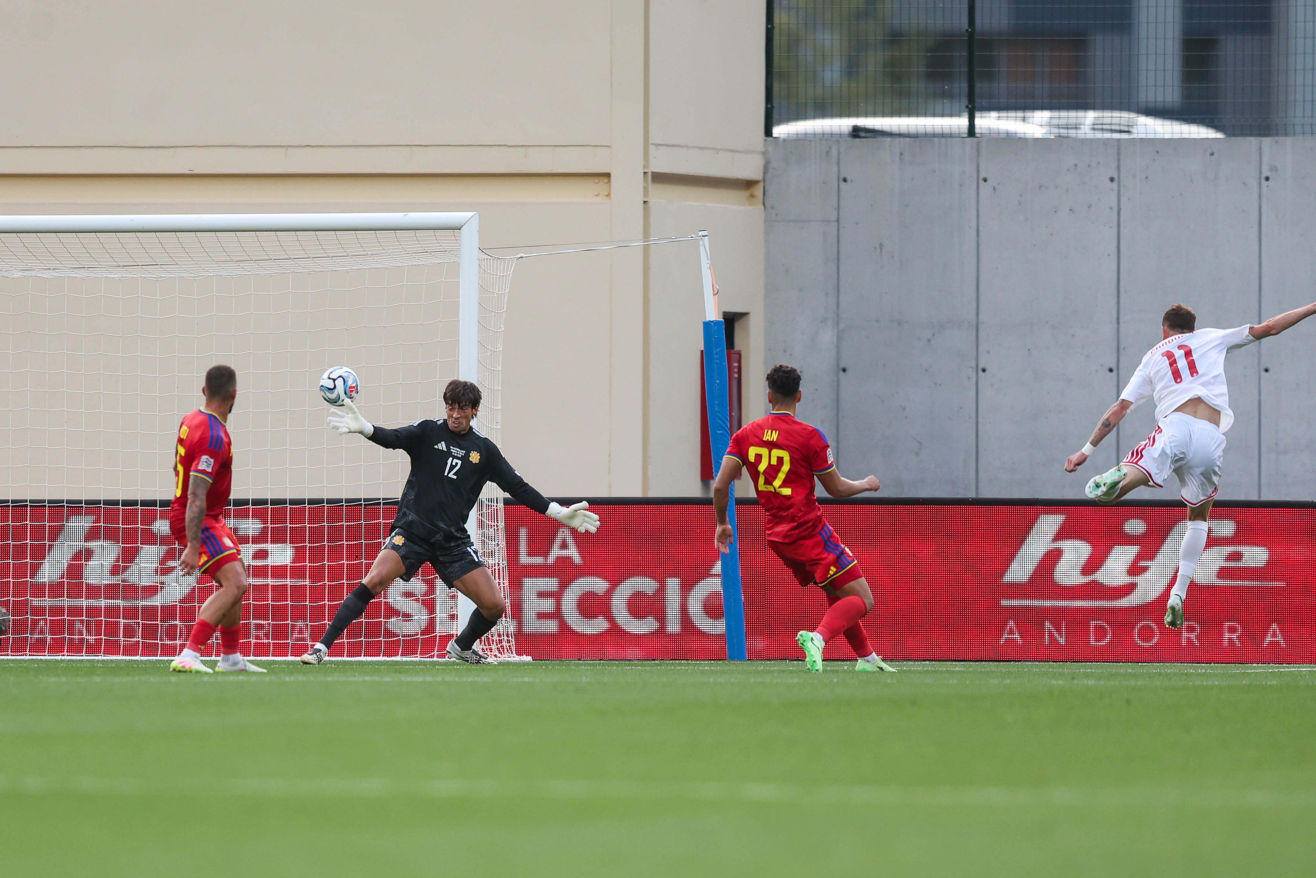 El gol de Cardona per fer l'1-1. La portaveu del Sindicat, Rebeca Bonache.