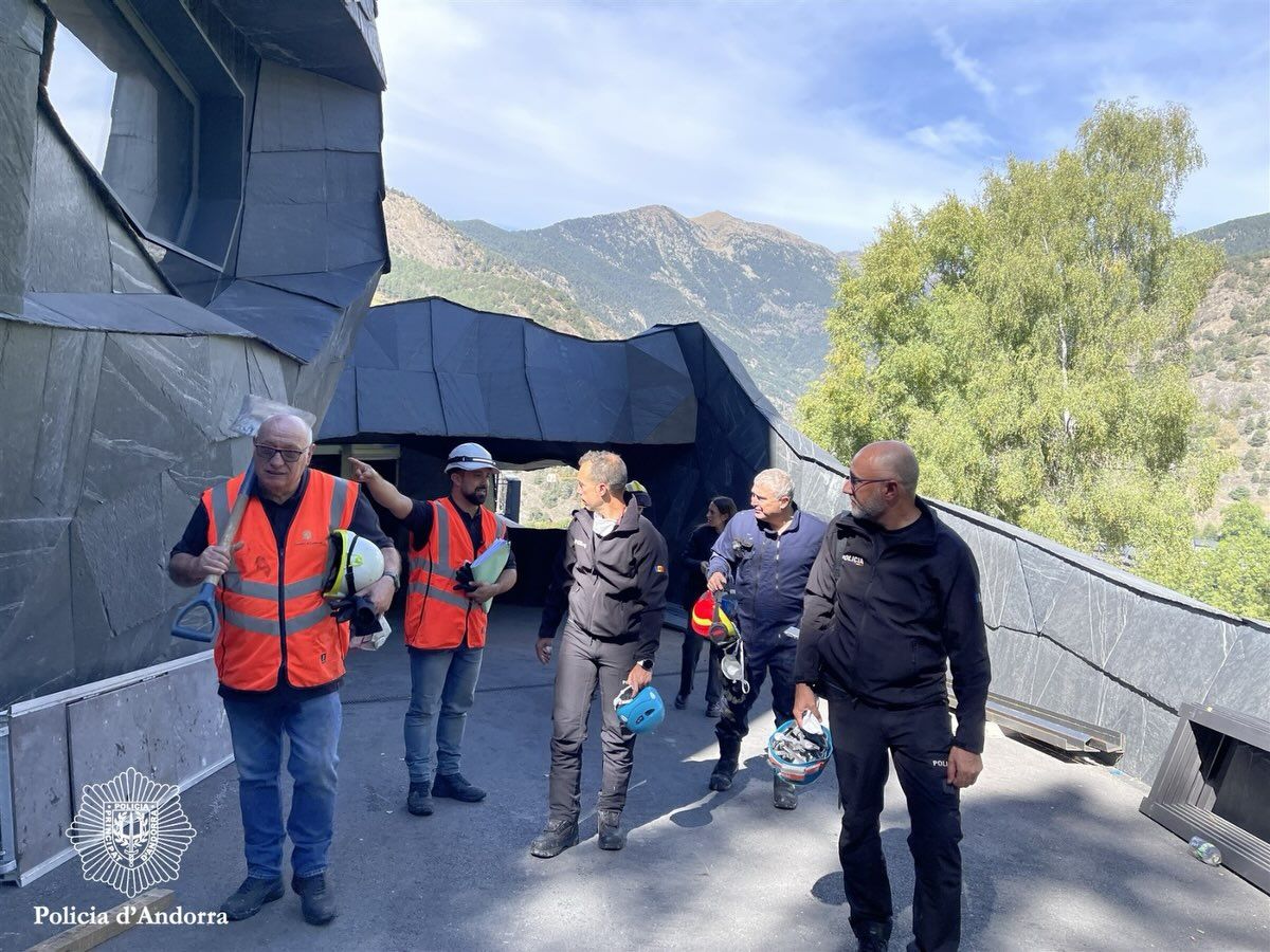Els membres de la comitiva a l'exterior del complex. Els membres de la comitiva a l'exterior del complex.