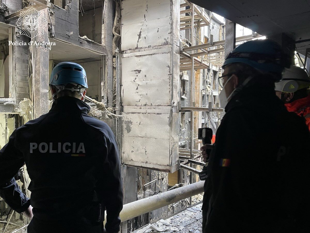 Inspeccionant els danys soferts. Inspeccionant els danys soferts.