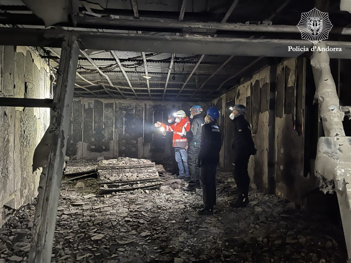 Els investigadors a l'interior de dependències calcinades.
