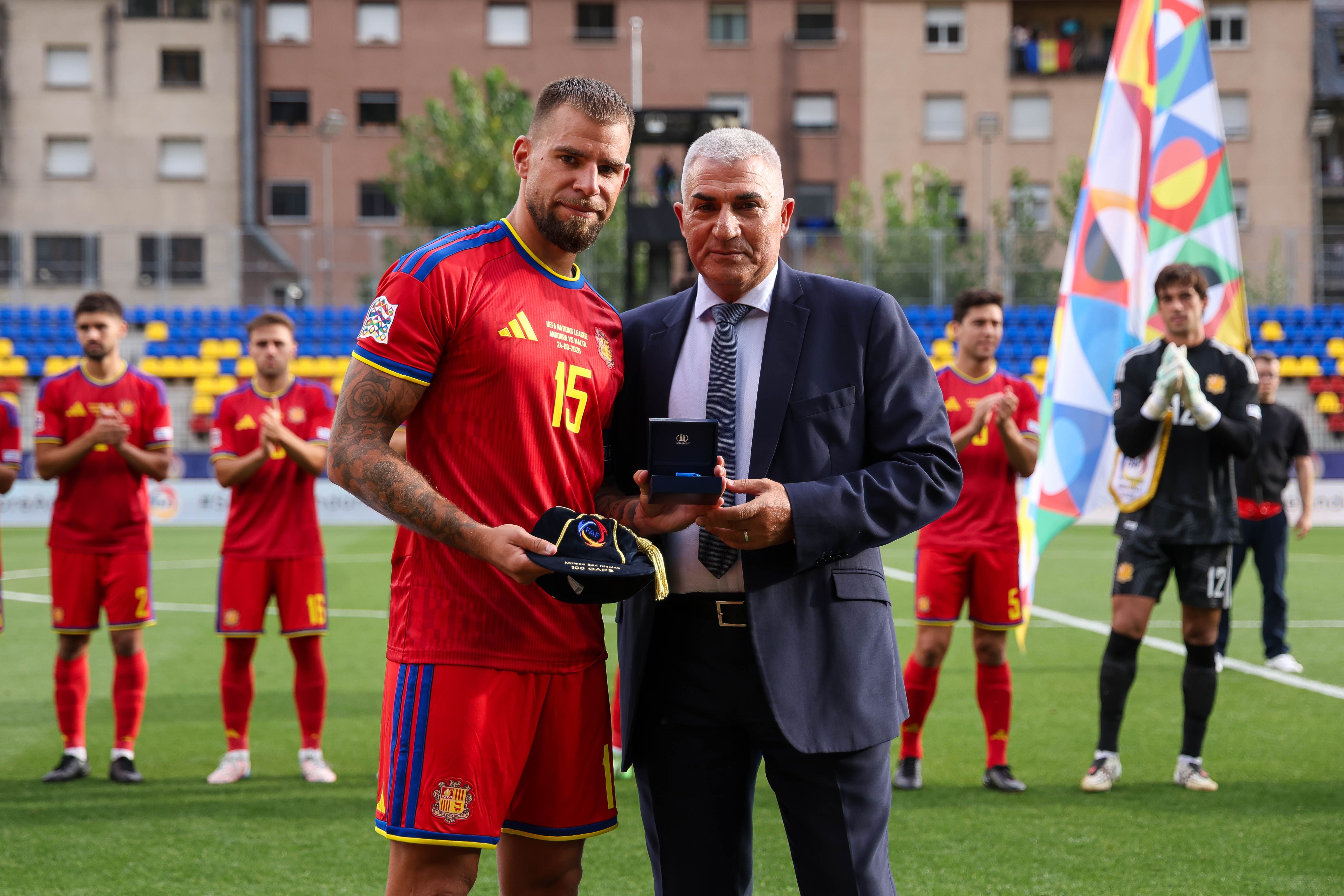 Homenatge a Moi San Nicolás per superar els 100 partits amb la selecció. La portaveu del Sindicat, Rebeca Bonache.