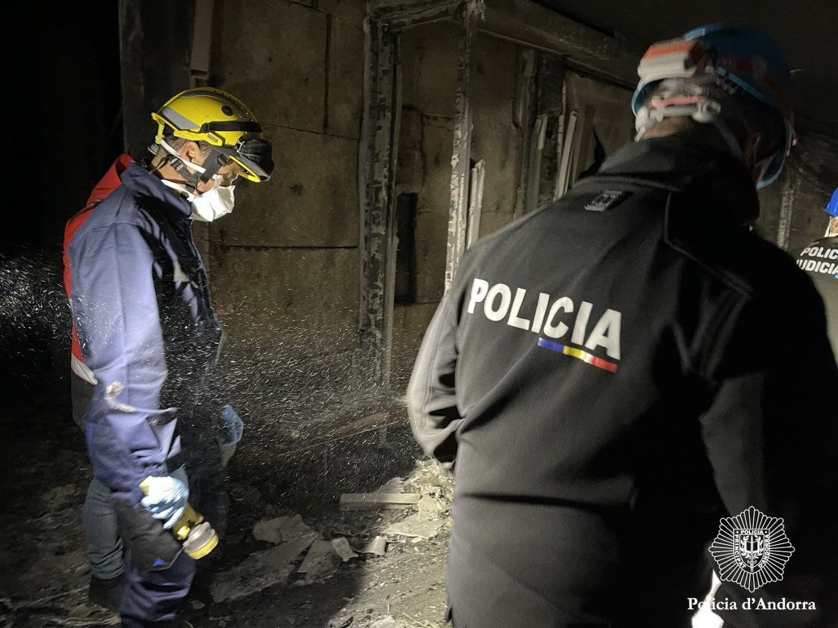 Funcionaris dels tres departaments revisant el recinte cremat. Funcionaris dels tres departaments revisant el recinte cremat.