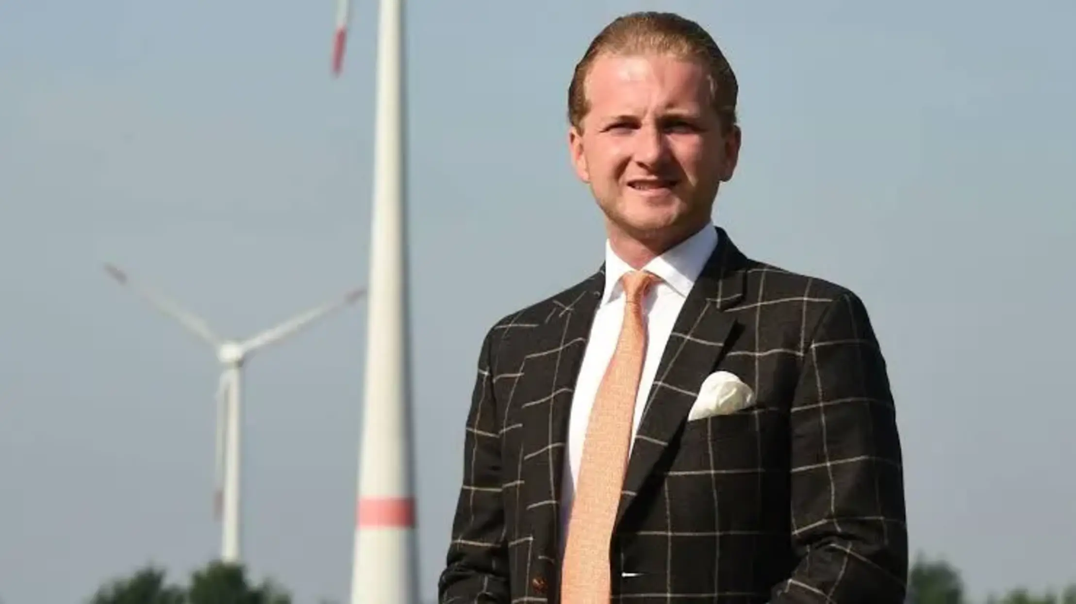 Hendrik Holt quan es promocionava com un visionari de l'energia eòlica.