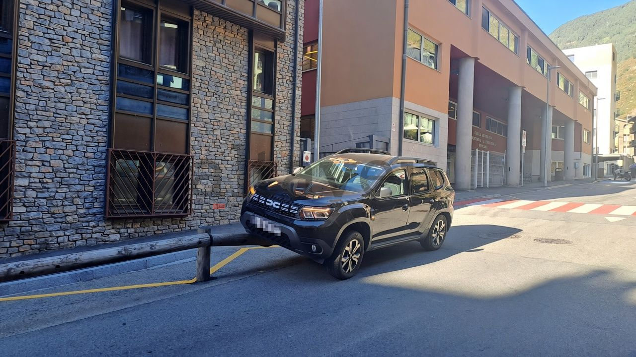El vehicle enfilat a la tanca.