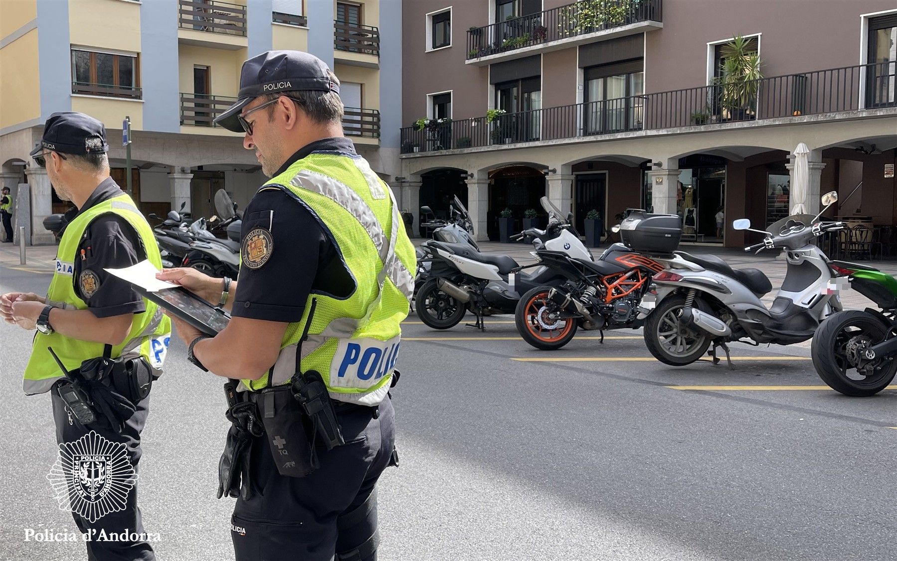 Efectius de policia valoren el soroll emès pels vehicles. Efectius de policia valoren el soroll emès pels vehicles.