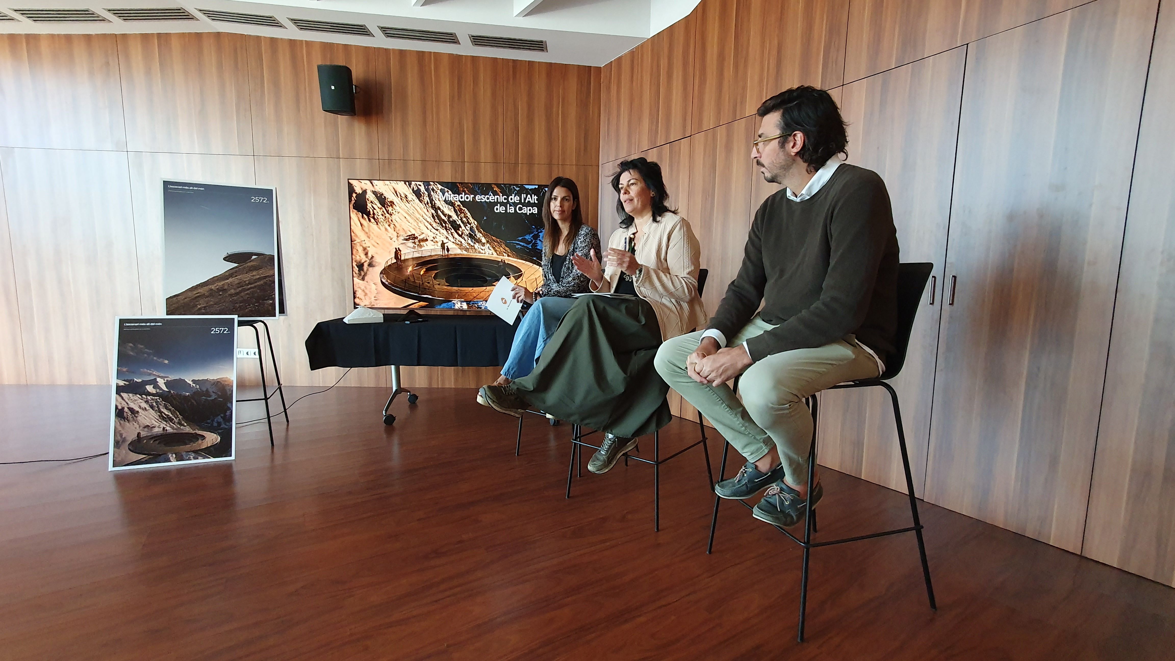 Solé, Sansa i Riberaygua en la presentació del projecte de mirador de l'Alt de la Capa. La portaveu del Sindicat, Rebeca Bonache.
