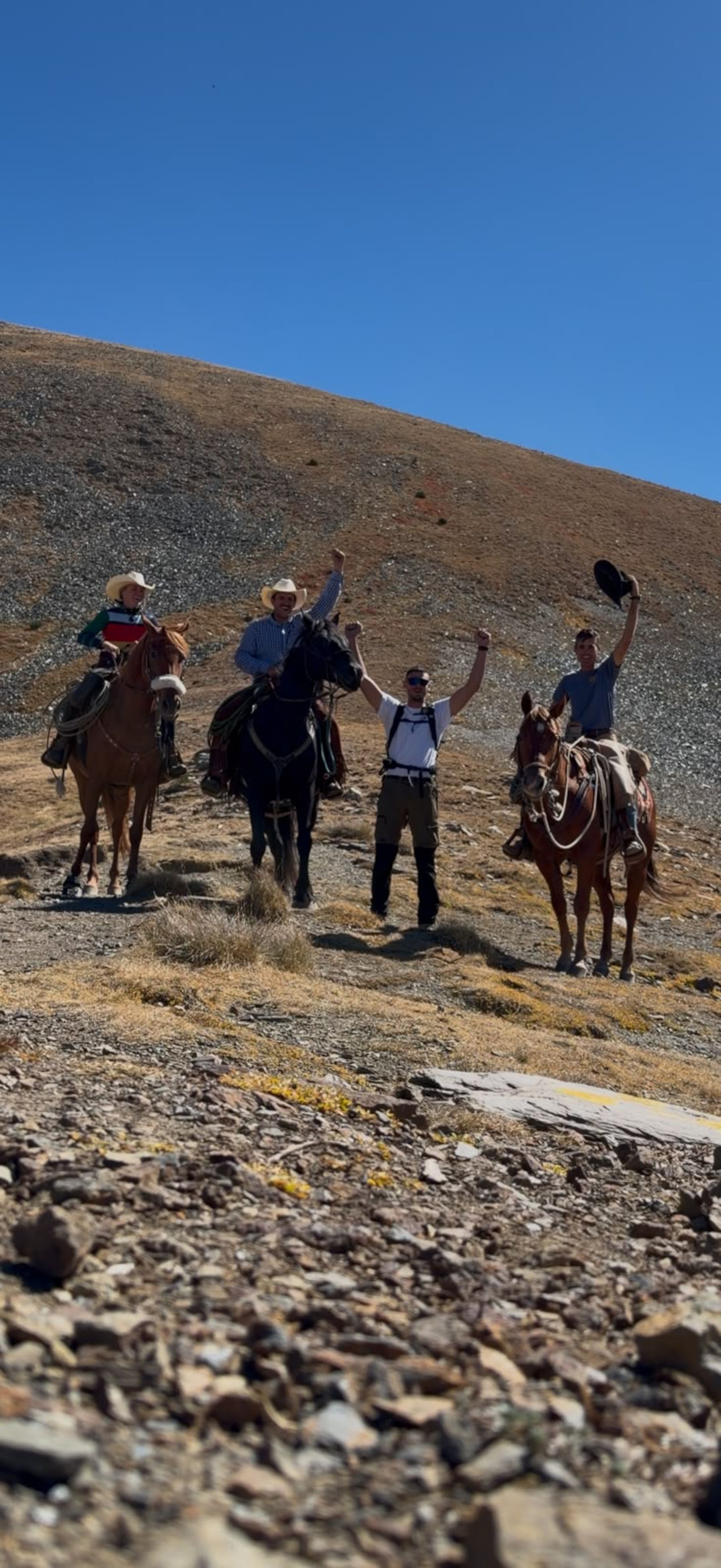 Els quatre integrants de l'expedició al port d'Envalira, amb els cavalls.