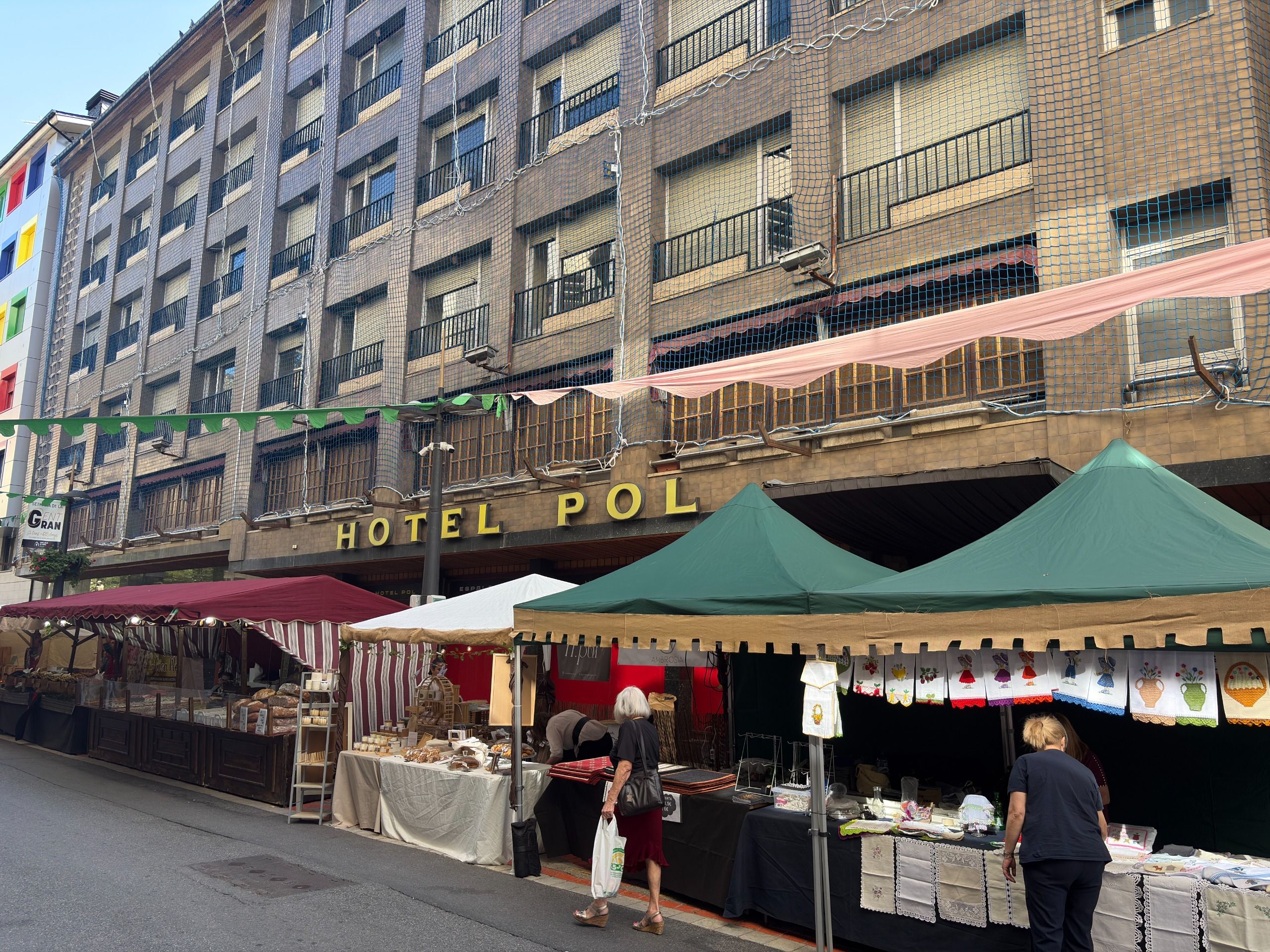 L'hotel Pol, invait per la fira medieval aquest matí. L'hotel Pol, invait per la fira medieval aquest matí.