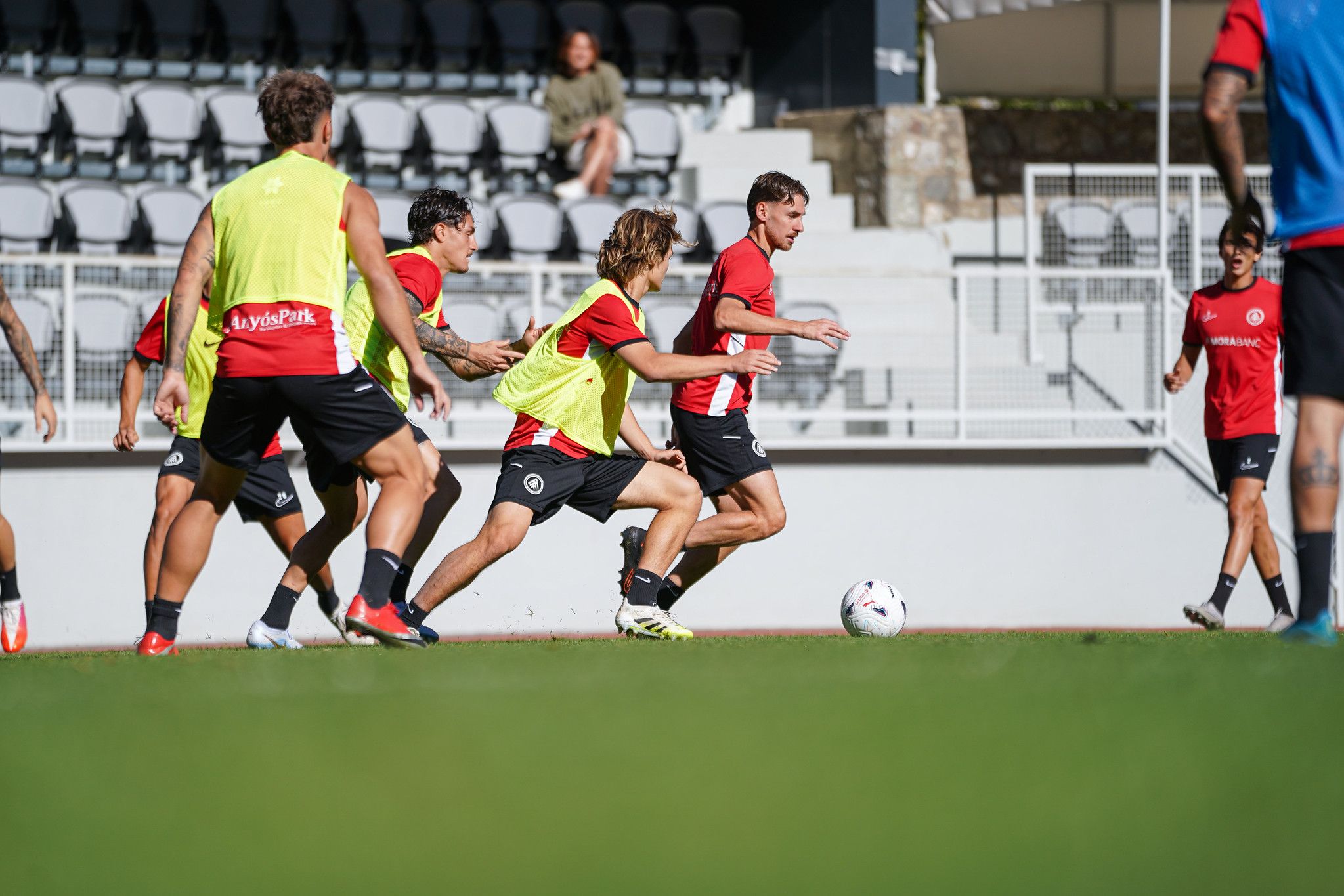 El capità de l'FC Andorra, Sergio Molina, controla la pilota en un entrenament al Comunal. 