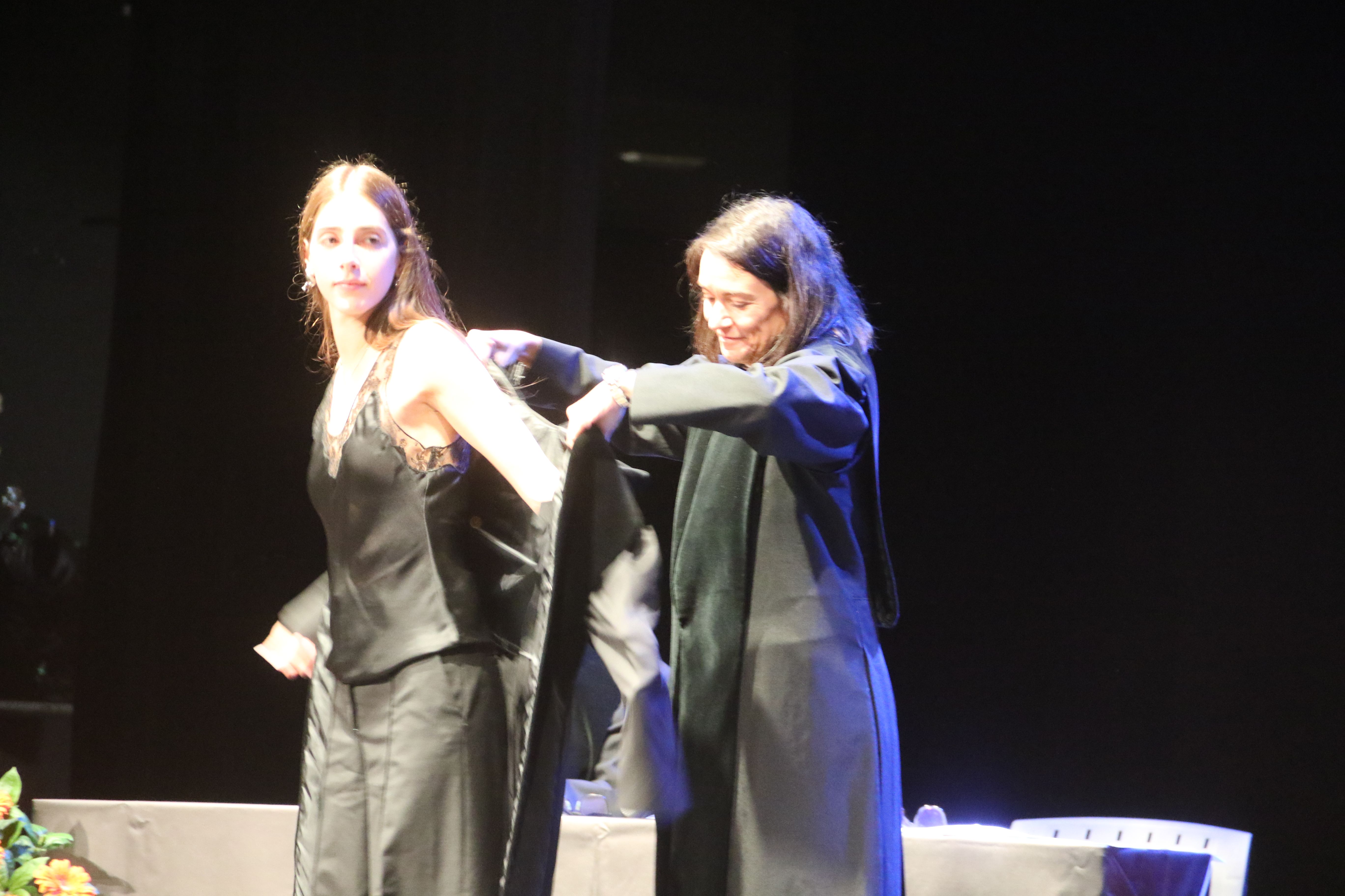 Imposició de la toga a Alèxia Rodríguez. Imposició de la toga a Alèxia Rodríguez.