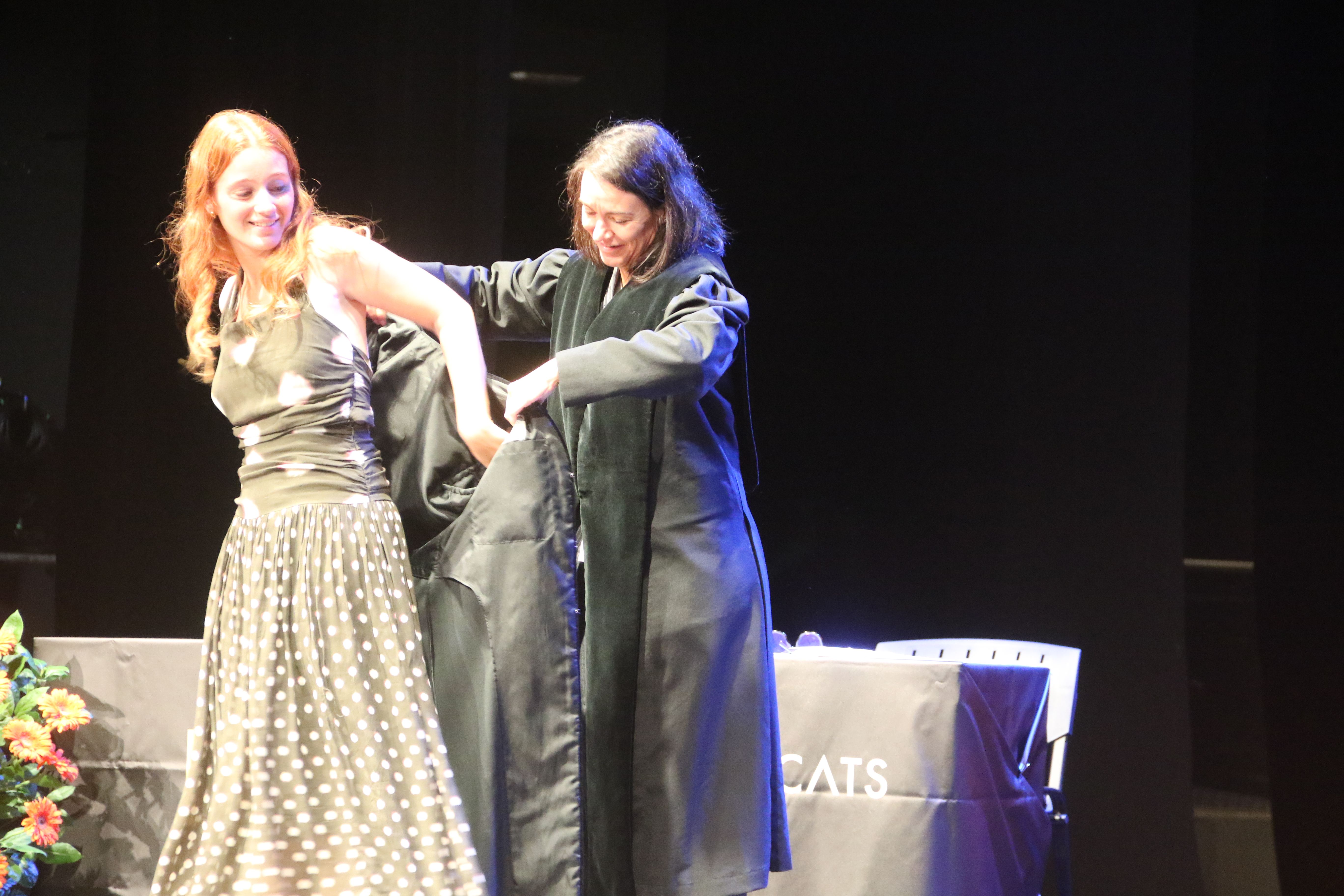 Imposició de la toga a Melanie Gonçalves. Imposició de la toga a Melanie Gonçalves.