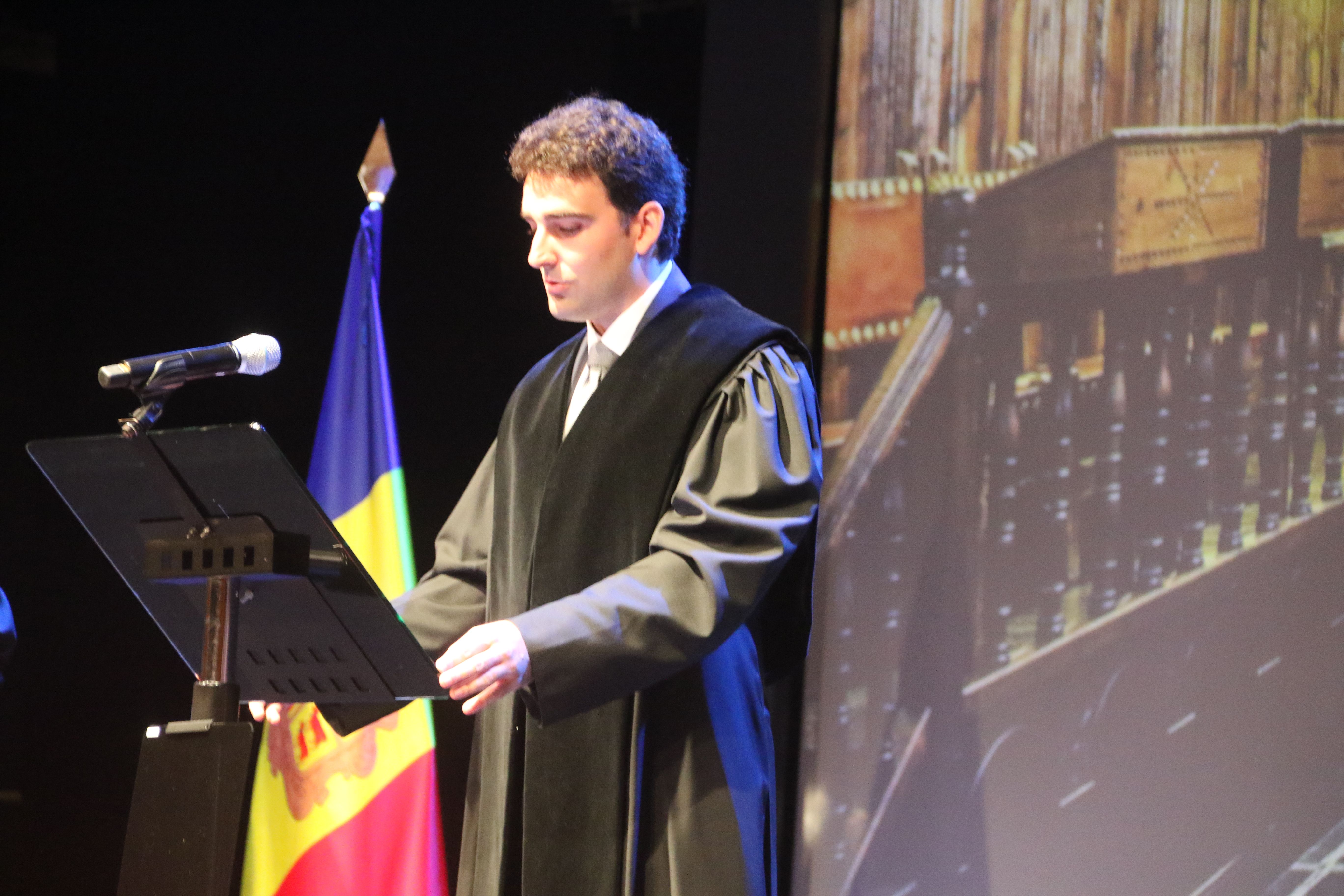 Un moment del parlament d'Albert Font després de posar-se la toga. Un moment del parlament d'Albert Font després de posar-se la toga.