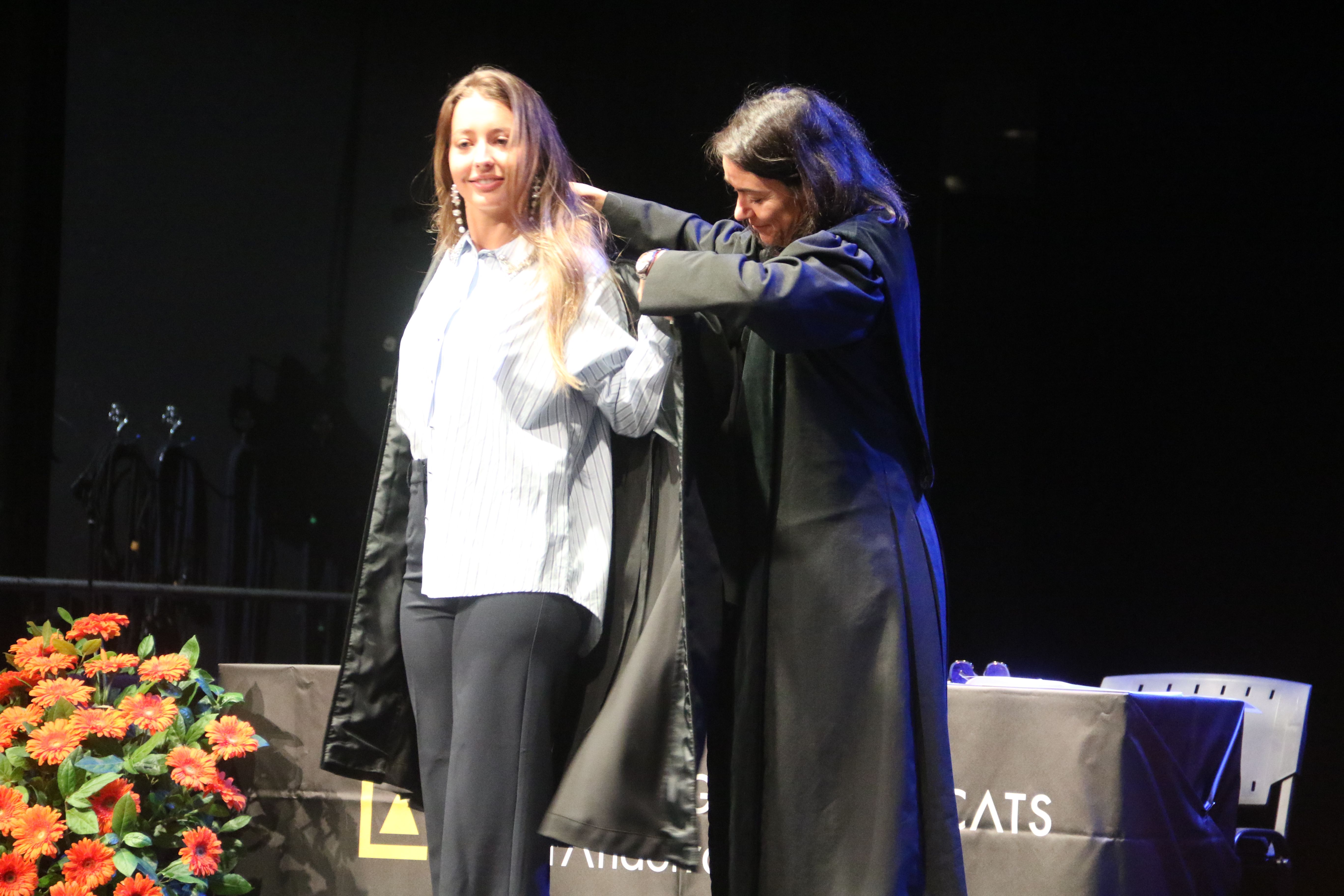Imposició de la toga a Laura Arnabat. Imposició de la toga a Laura Arnabat.