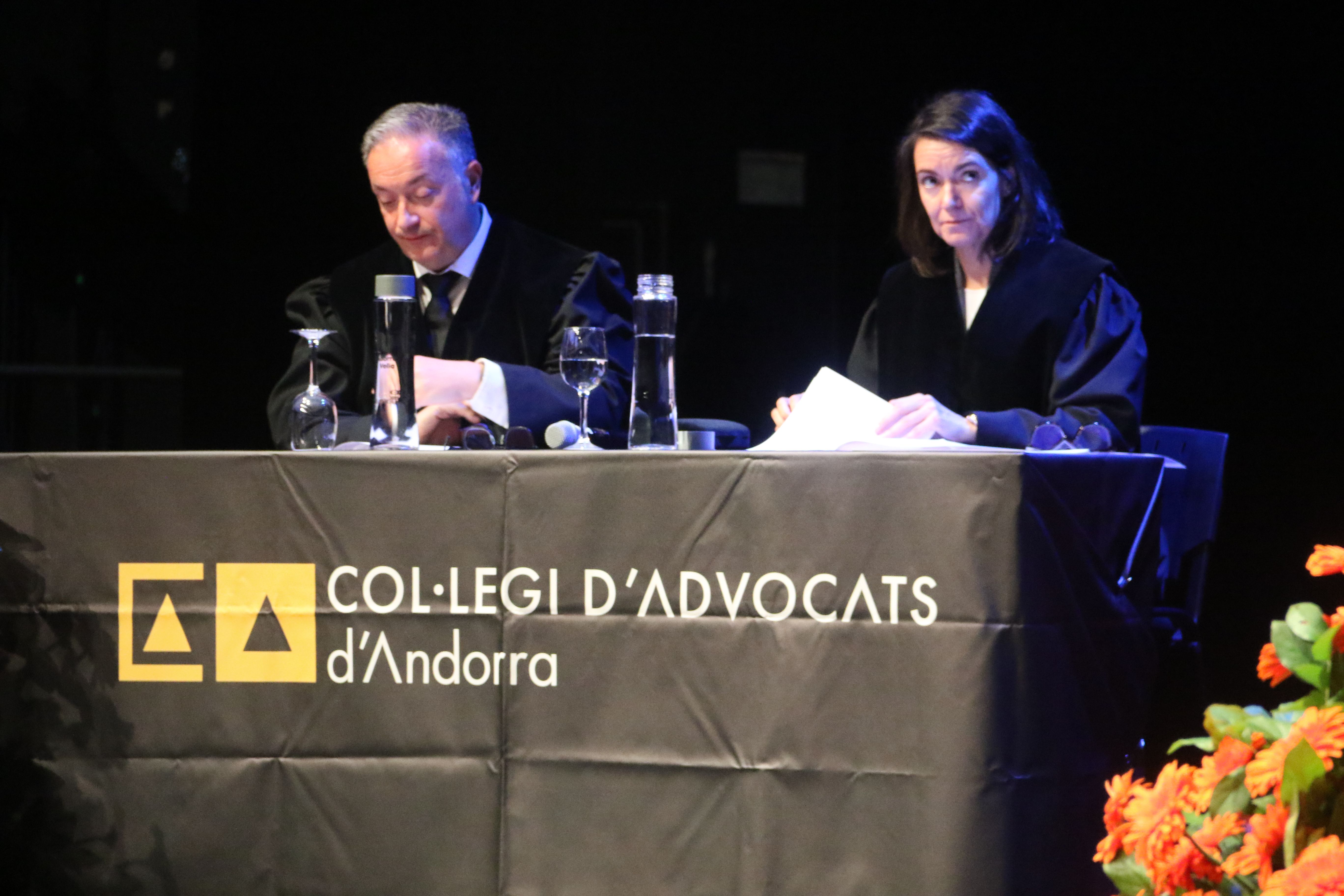 Degana i vicedegà abans de l'inici de la cerimònia. Degana i vicedegà abans de l'inici de la cerimònia.