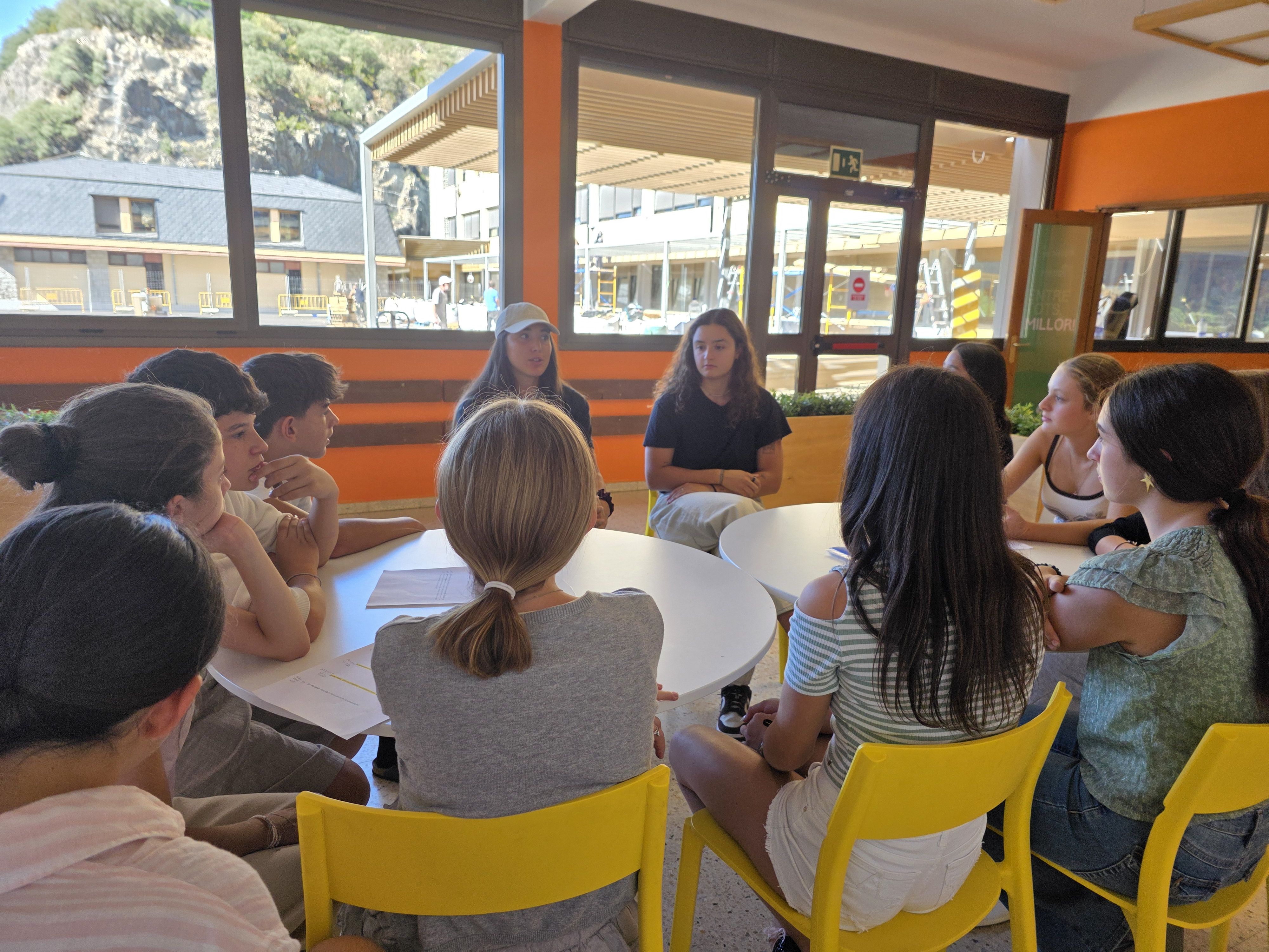 Cande Moreno i Jordina Caminal se sotmeten a les preguntes dels alumnes del Col·legi Sant Ermengol.
