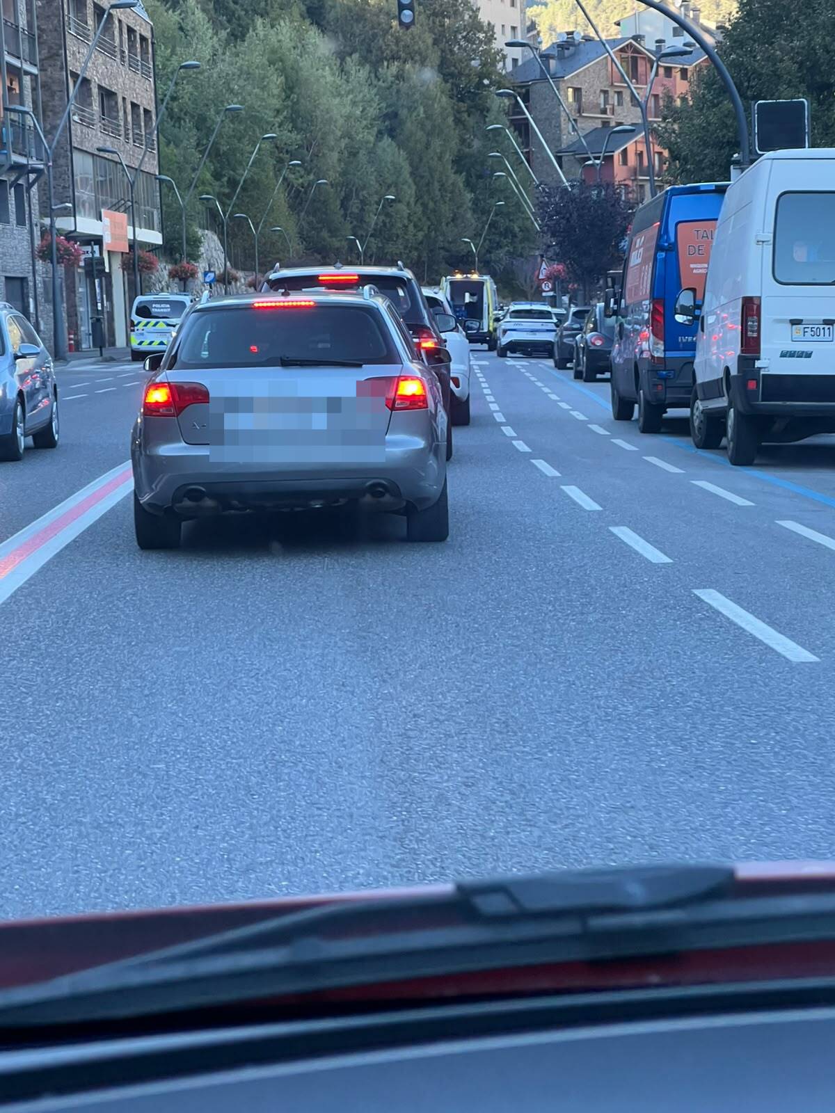 Cua de cotxes a la Massana després de l'accident.