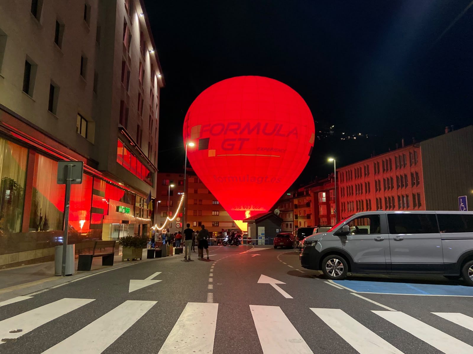 El globus captiu a la plaça Creu Blanca.