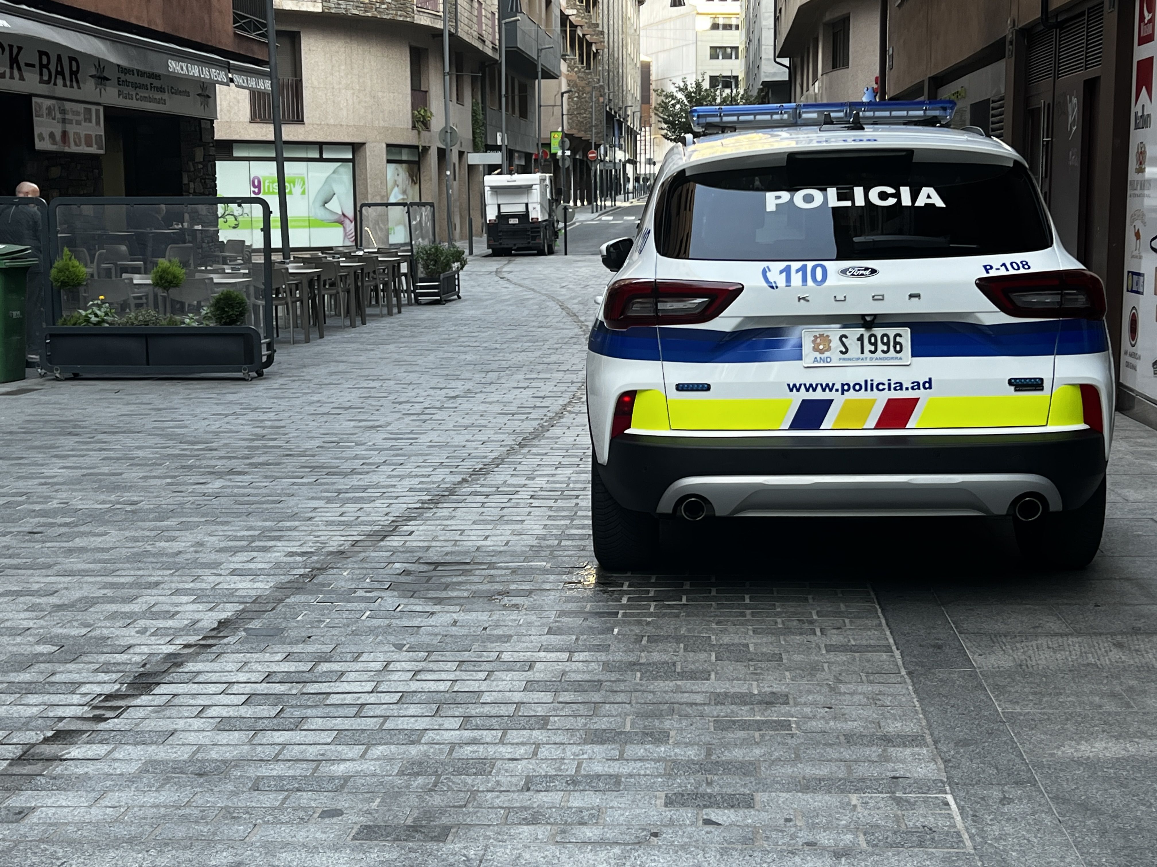 Un cotxe de policia, aquest matí, en les immediacions de la botiga on van passar els fets, al carrer Callaueta. Un cotxe de policia, aquest matí, en les immediacions de la botiga on van passar els fets, al carrer Callaueta.