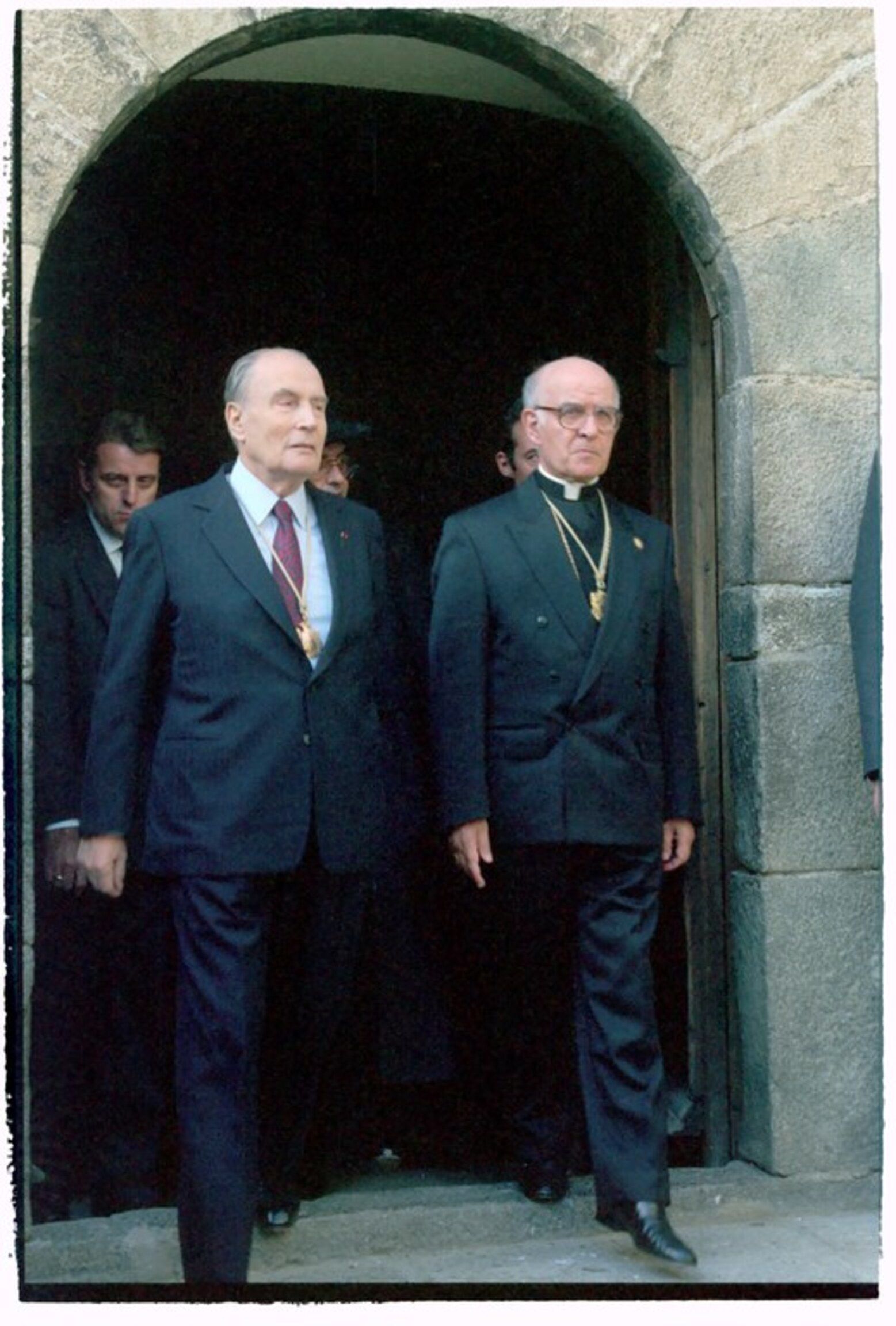 François Mitterrand i Joan Martí sortint de Casa de la Vall. François Mitterrand i Joan Martí sortint de Casa de la Vall.