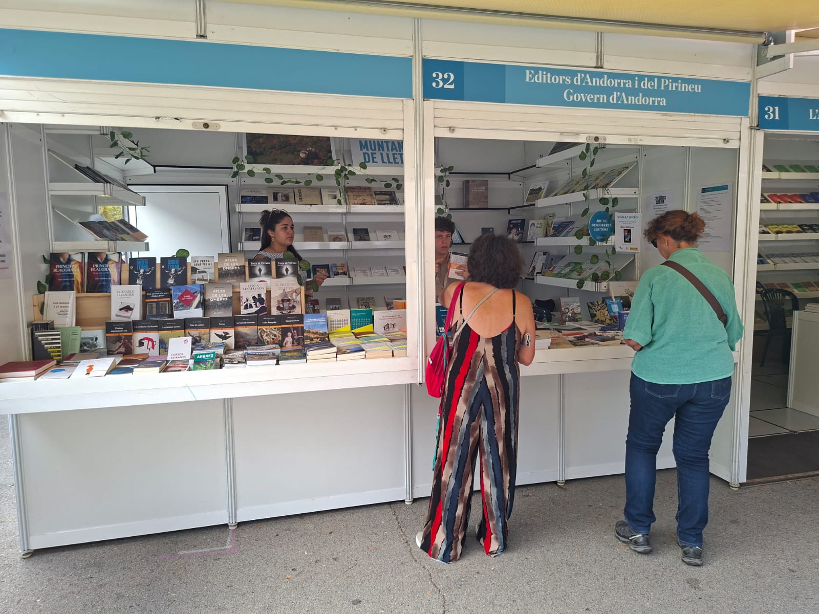 Visitants a l'estand d'Andorra de la Setmana del Llibre en Català de Barcelona.d Visitants a l'estand d'Andorra de la Setmana del Llibre en Català de Barcelona.d