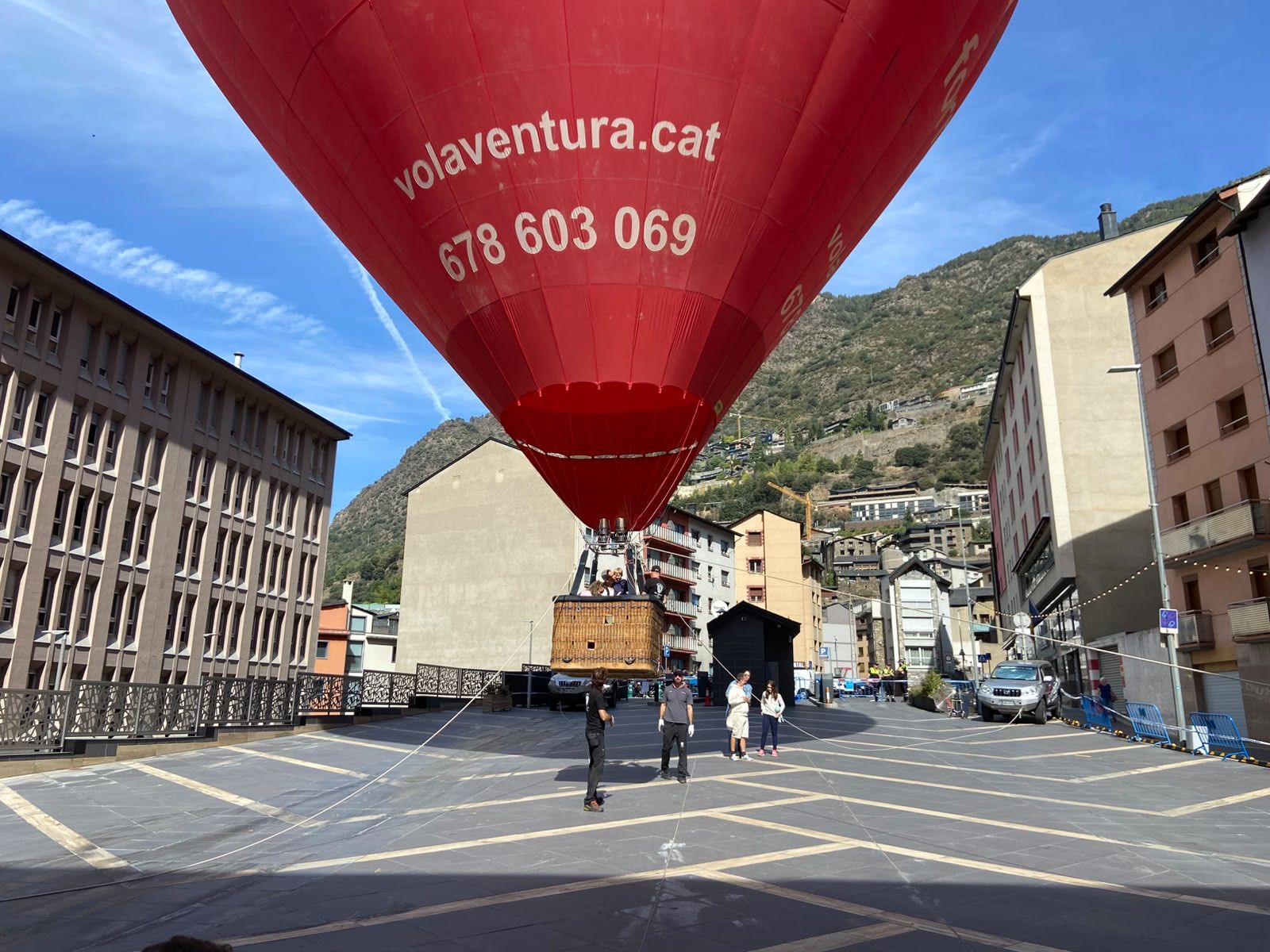 Els tècnics esperen per assegurar el globus a terra. Els tècnics esperen per assegurar el globus a terra.