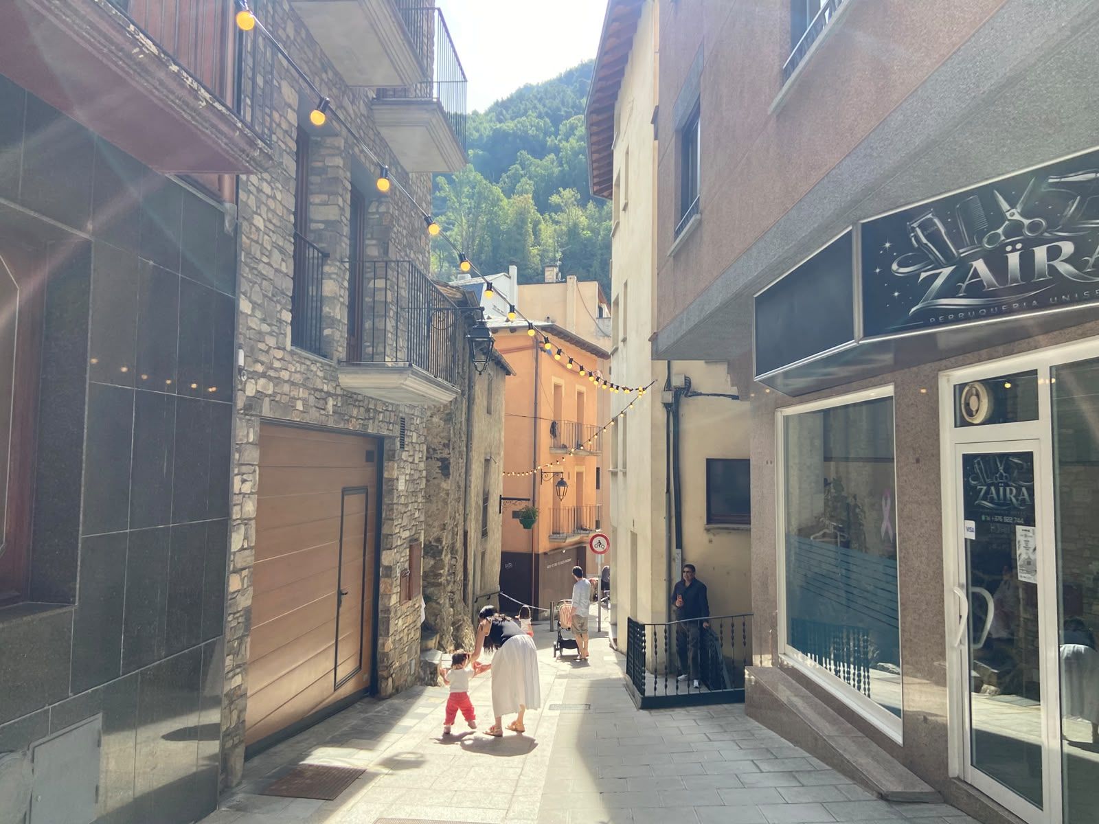 Els carrers del centre històric, ambientats amb llums. Els carrers del centre històric, ambientats amb llums.