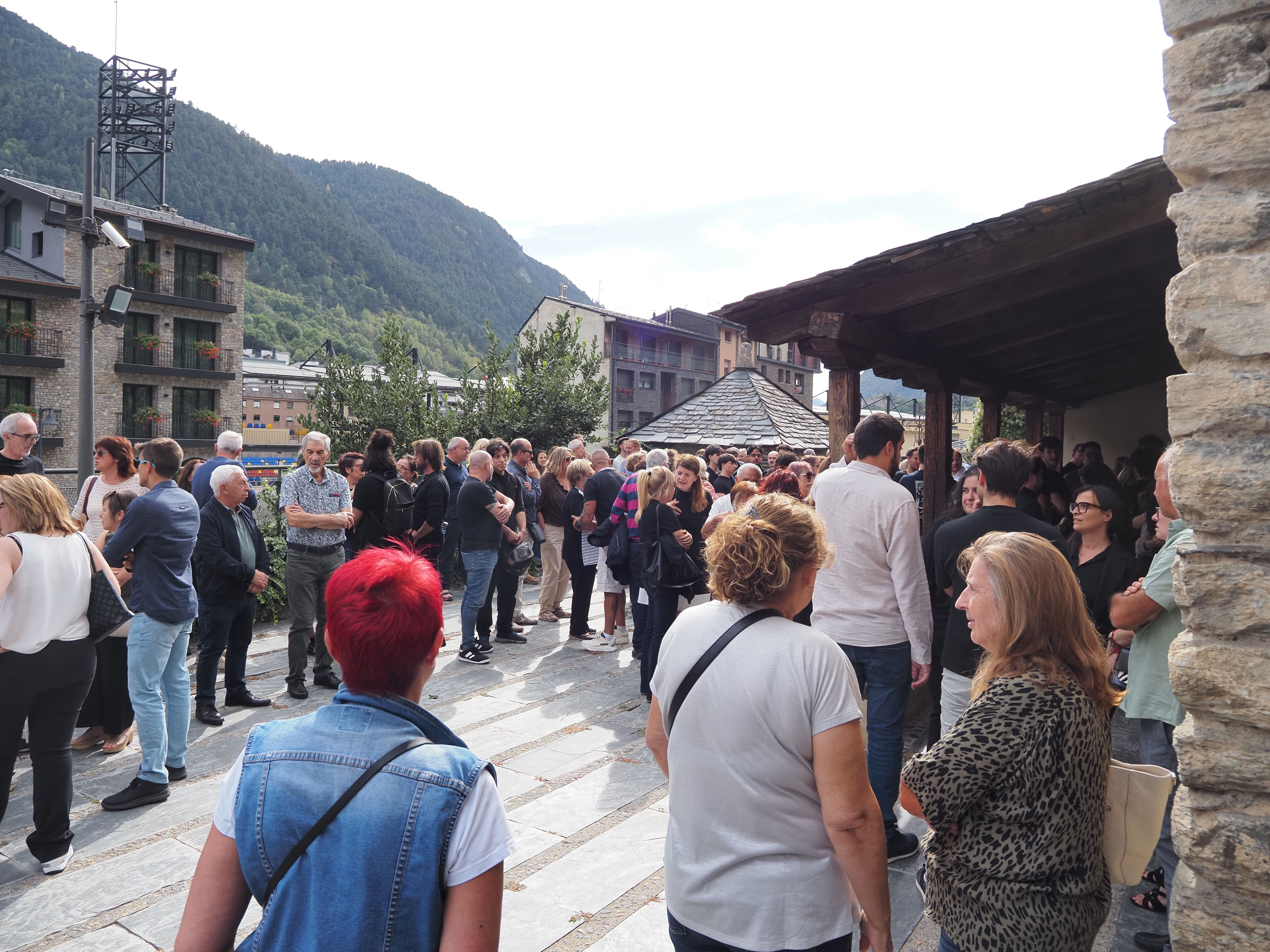 Assistents al respons a l'exterior de l'església quan ja havia sortit el fèretre. Assistents al respons a l'exterior de l'església quan ja havia sortit el fèretre.