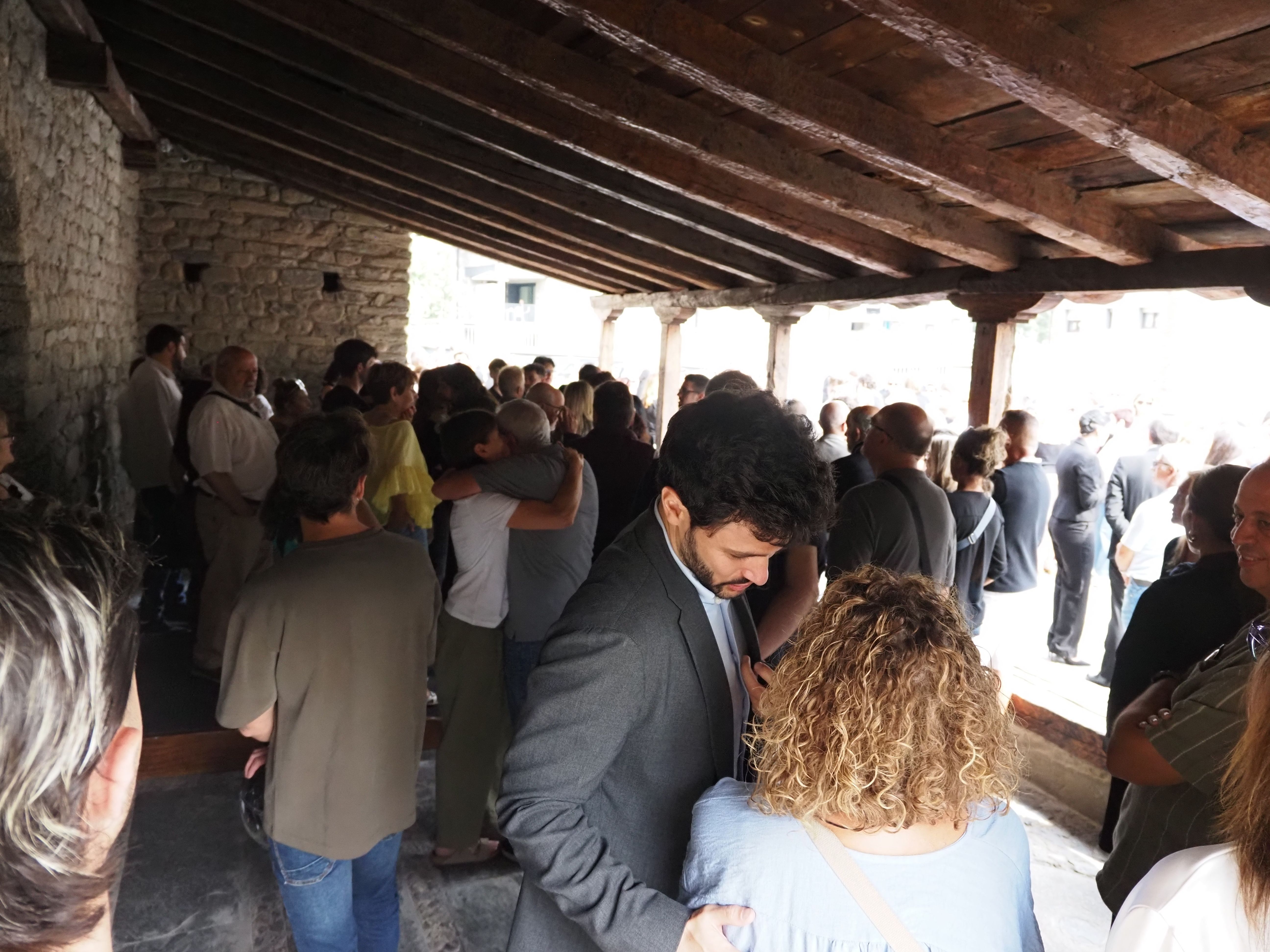 Assistents al respons a l'exterior de l'església quan ja havia sortit el fèretre. Assistents al respons a l'exterior de l'església quan ja havia sortit el fèretre.