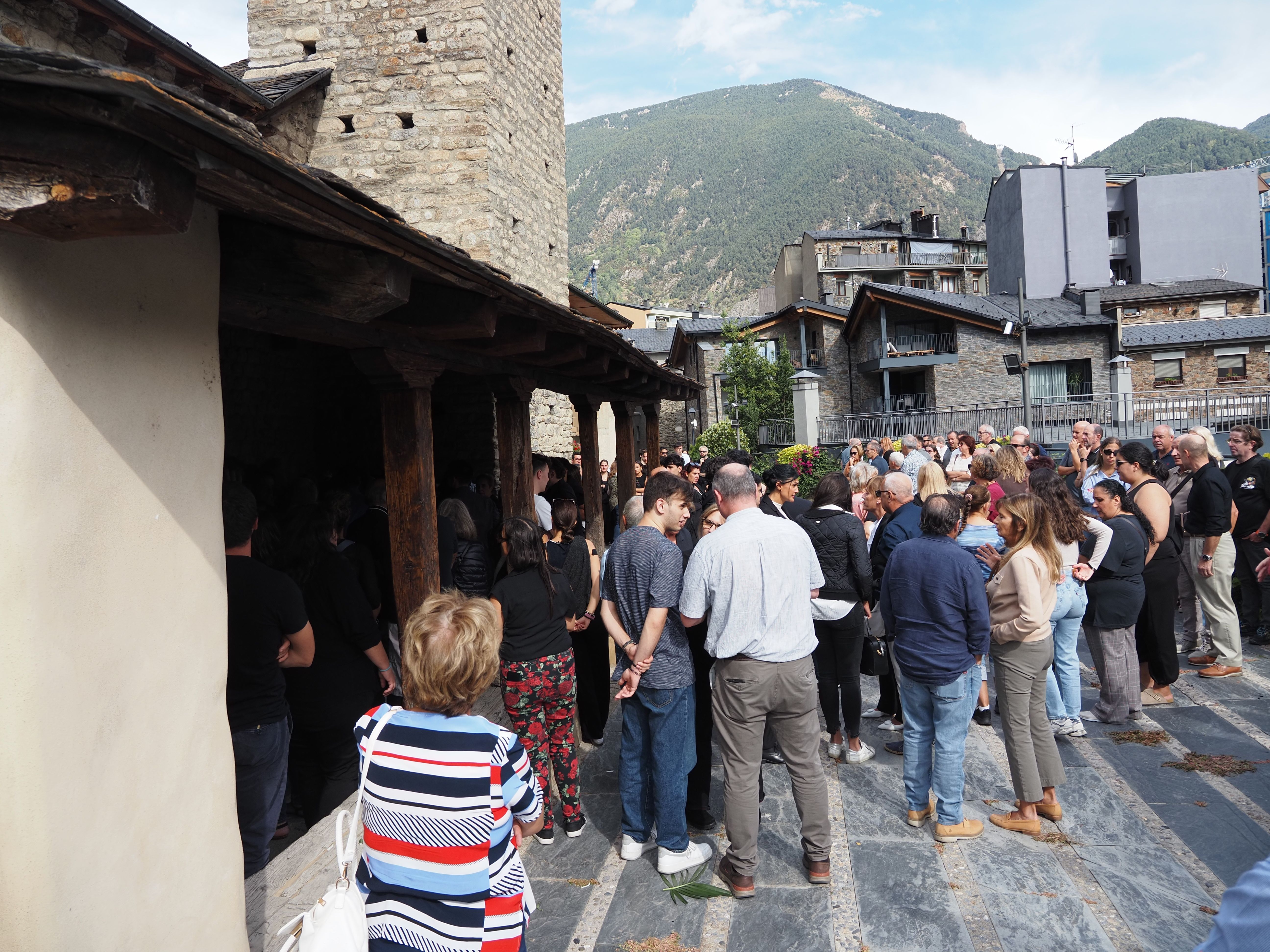 Assistents al respons a l'exterior de l'església quan ja havia sortit el fèretre. Assistents al respons a l'exterior de l'església quan ja havia sortit el fèretre.