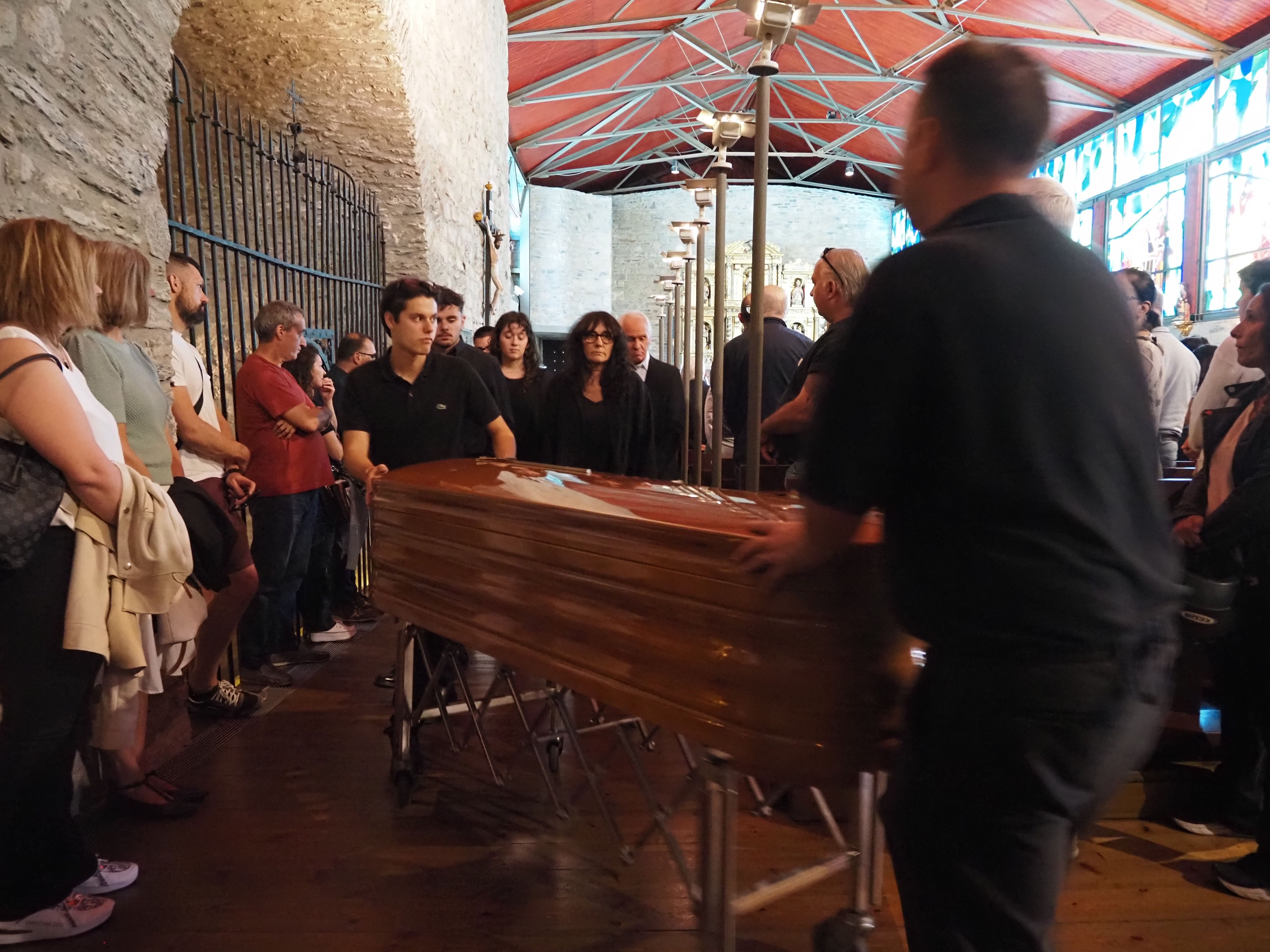 Sortida del fèretre de l'església. Sortida del fèretre de l'església.