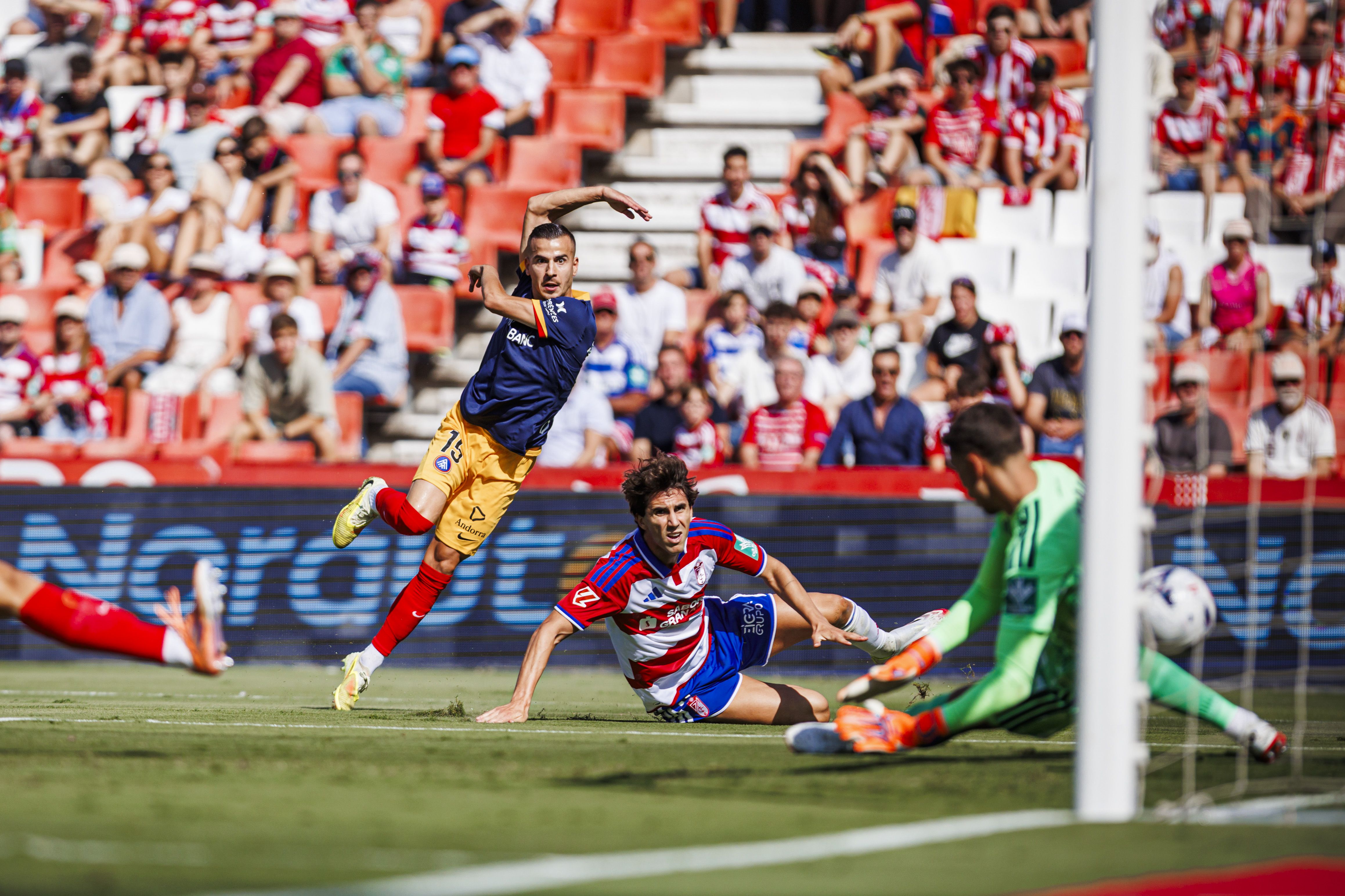 L'acció del gol de Jordi Cano que ha suposat el 0-1 a favor de l'Andorra. La portaveu del Sindicat, Rebeca Bonache.